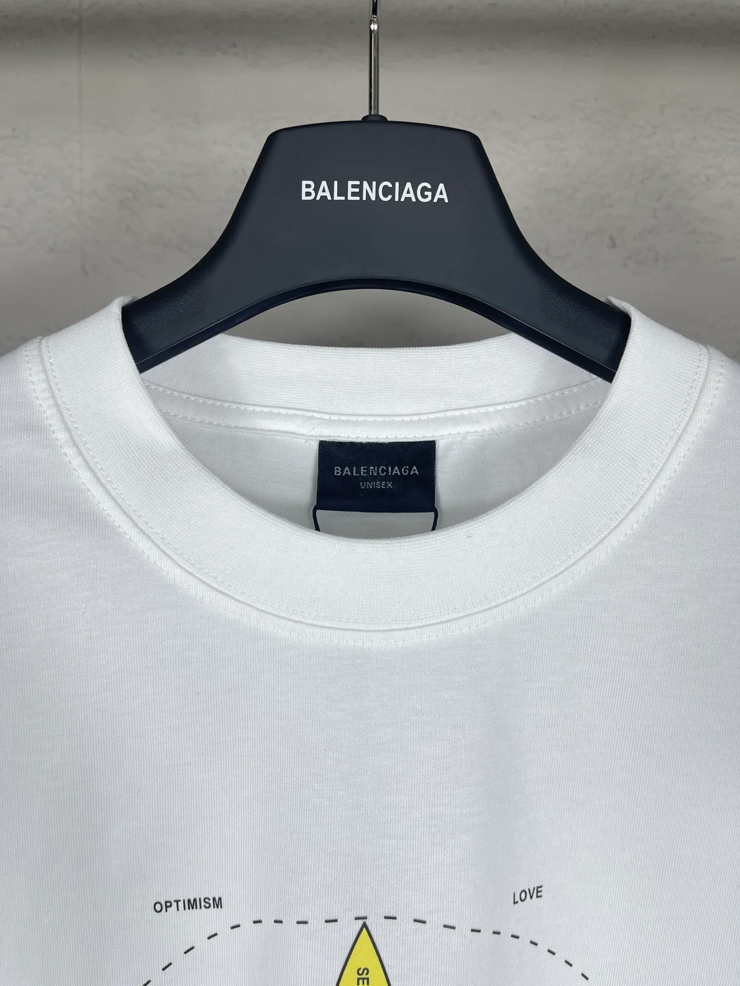 🅿️180 real photos [Top version. Official website quality] BALENCI*GA/Paris. 24SS latest color printing direct-injection short-sleeved T-shirt, all pattern details and colors are customized on the Y board, and the brick cabinets are synchronized. Genuine products are developed at the first time, please pay attention‼ ️ZP is dark purple, not black, please print and compare! The fabric is made of Paris ZP custom-woven and dyed cotton double yarn. Weighing 260 grams, the cloth surface is clean. The cloth pattern is clear, soft and comfortable. The threads are dyed with no color difference. The printing uses environmentally friendly imported materials for direct printing, and the color and gloss are consistent with the original product. The version adopts OS loose shoulder design. Same style for men and women. Code: BL223378 Color: dark purple. White Size: XS S M L