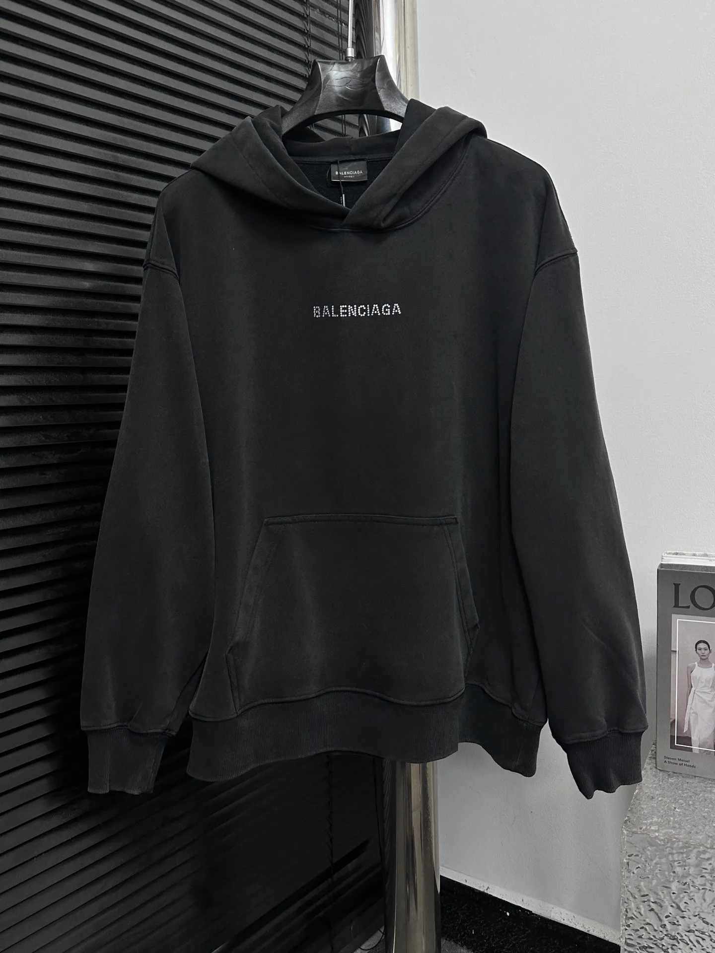 🅿️330 [BALENCIaGA] Paris small letters rhinestone washed hooded sweatshirt. The fabric is made of 400g Paris-specific double yarns*high weight double yarn ribs. It is pressed using a high-temperature air machine. The high-temperature gas contacts the fabric and uses heat energy and pressure to press the fabric to ensure uniform heat distribution. The fabrics have been washed and aged. It has a better hand feel and texture. It is not easy to deform, not easy to shrink, not easy to fade, and maintains long-term beauty. Same style for men and women! ! Size: S-XL