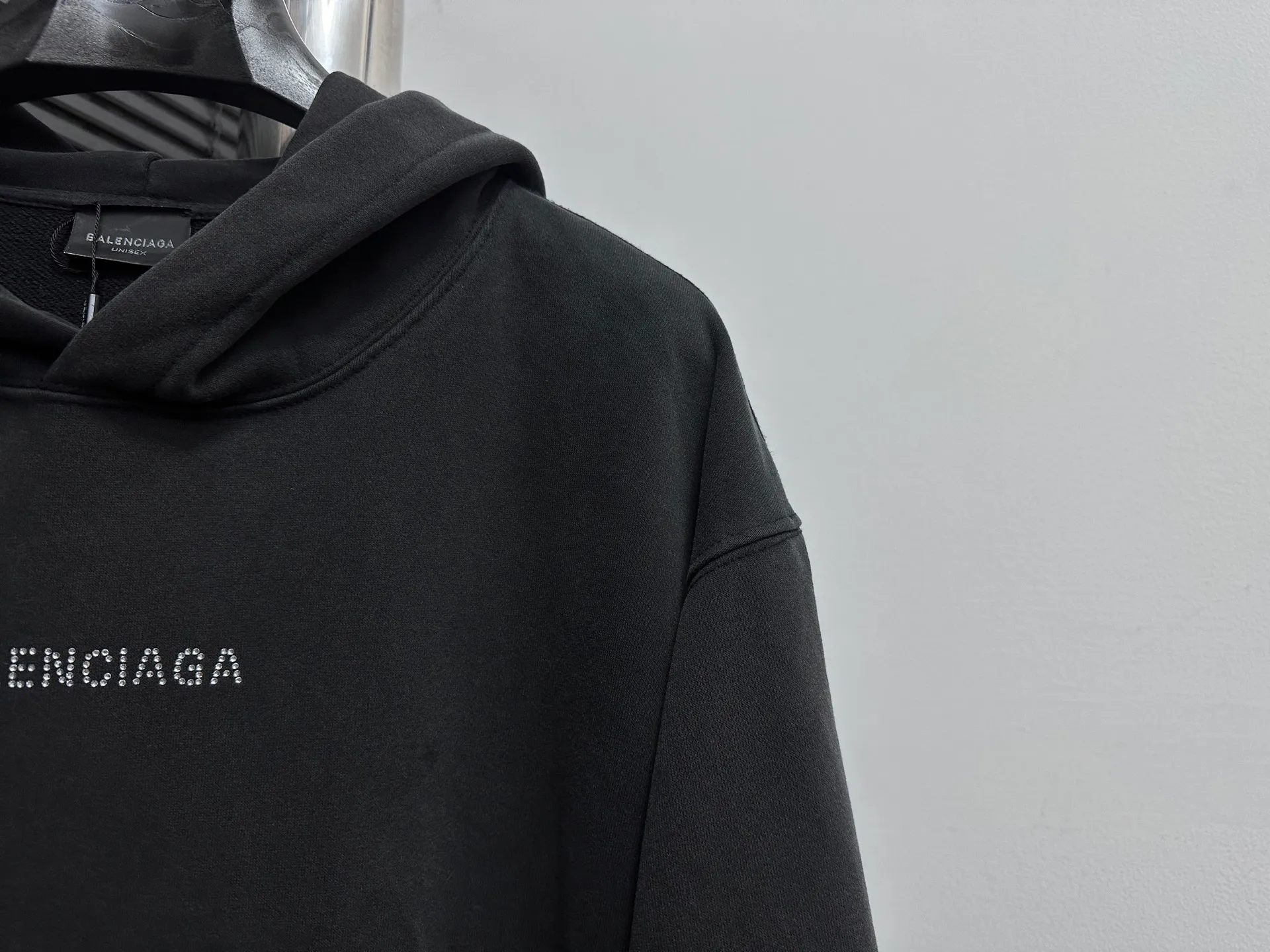 🅿️330 [BALENCIaGA] Paris small letters rhinestone washed hooded sweatshirt. The fabric is made of 400g Paris-specific double yarns*high weight double yarn ribs. It is pressed using a high-temperature air machine. The high-temperature gas contacts the fabric and uses heat energy and pressure to press the fabric to ensure uniform heat distribution. The fabrics have been washed and aged. It has a better hand feel and texture. It is not easy to deform, not easy to shrink, not easy to fade, and maintains long-term beauty. Same style for men and women! ! Size: S-XL