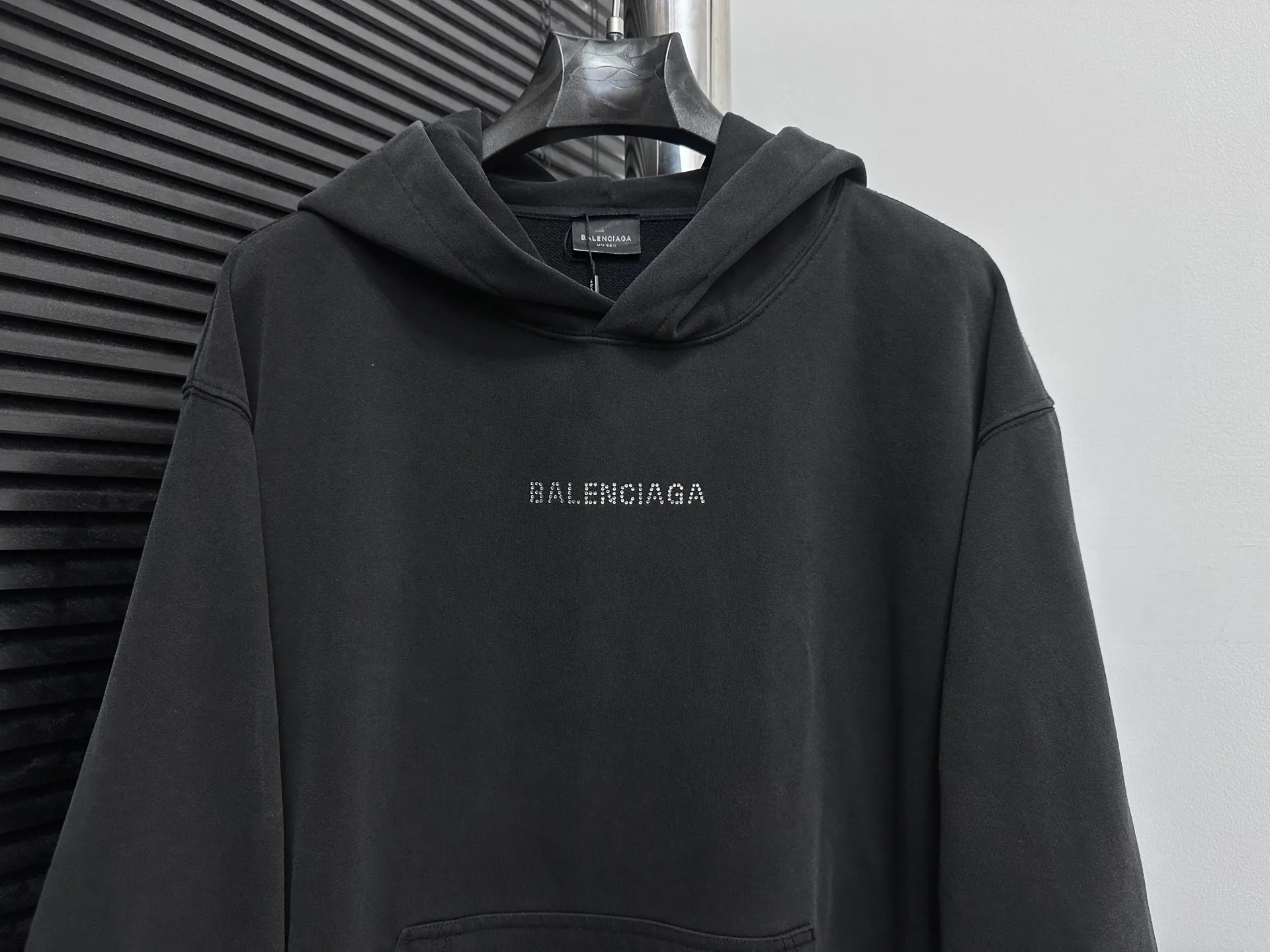 🅿️330 [BALENCIaGA] Paris small letters rhinestone washed hooded sweatshirt. The fabric is made of 400g Paris-specific double yarns*high weight double yarn ribs. It is pressed using a high-temperature air machine. The high-temperature gas contacts the fabric and uses heat energy and pressure to press the fabric to ensure uniform heat distribution. The fabrics have been washed and aged. It has a better hand feel and texture. It is not easy to deform, not easy to shrink, not easy to fade, and maintains long-term beauty. Same style for men and women! ! Size: S-XL