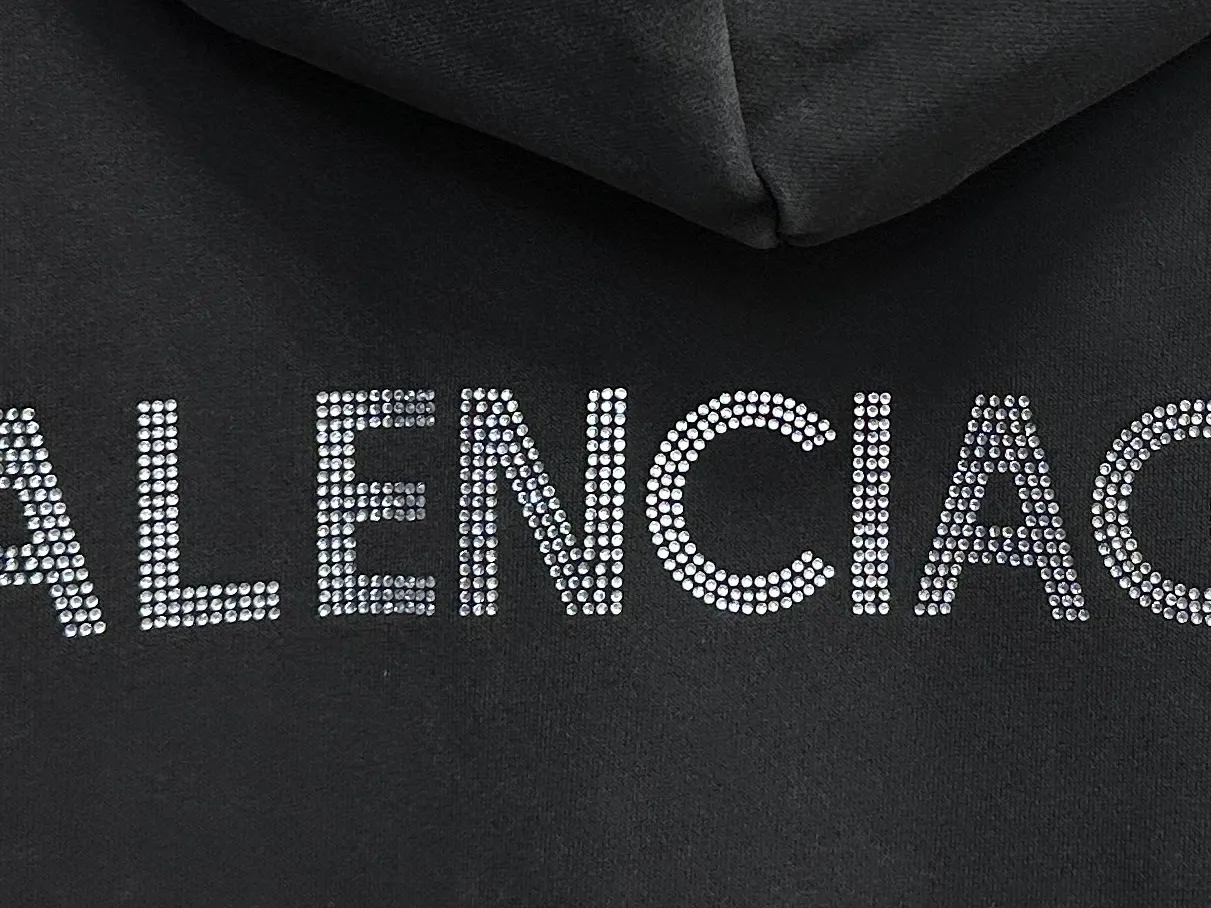 🅿️330 [BALENCIaGA] Paris small letters rhinestone washed hooded sweatshirt. The fabric is made of 400g Paris-specific double yarns*high weight double yarn ribs. It is pressed using a high-temperature air machine. The high-temperature gas contacts the fabric and uses heat energy and pressure to press the fabric to ensure uniform heat distribution. The fabrics have been washed and aged. It has a better hand feel and texture. It is not easy to deform, not easy to shrink, not easy to fade, and maintains long-term beauty. Same style for men and women! ! Size: S-XL