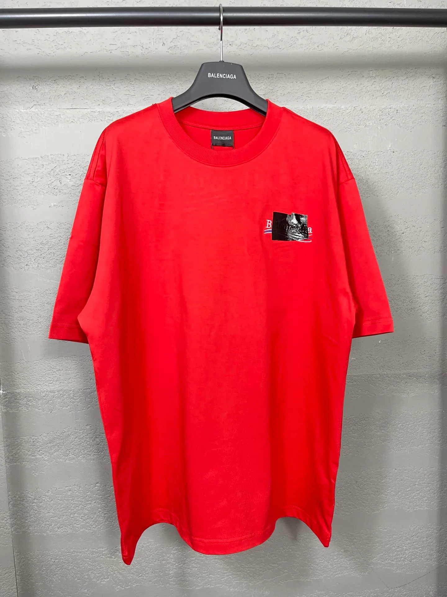🅿️176 Real photos [Top version. Official website quality] BALENCI*GA/Paris#Classic. Coke embroidered vinyl short-sleeved T-shirt# The fabric is made of Paris ZP custom-woven and dyed cotton double yarn. Weighing 260 grams, the cloth surface is clean. The cloth pattern is clear, soft and comfortable. The color fastness is good. It is not easy to change color. The threads are dyed with no color difference. The classic pattern embroidery uses an imported embroidery machine, and the embroidery thread color is based on the original color. It is produced based on the pictures in the Jubie market. The letters are clear. The three-dimensional effect is strong. The embroidered flowers are laminated on the finished product. The version adopts OS loose shoulder design. Same style for men and women. Code: BL223008 Color: black, off-white, ash, red Size: XS S M L