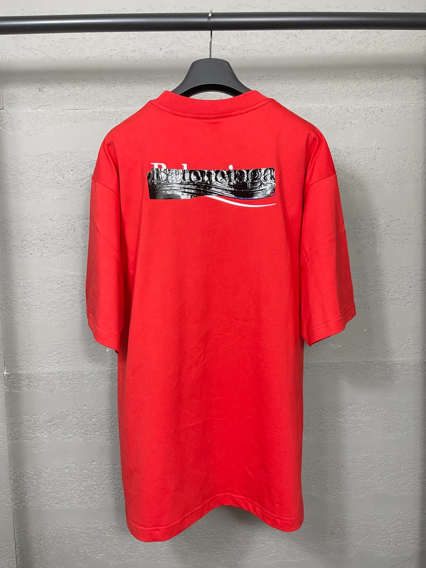 🅿️176 Real photos [Top version. Official website quality] BALENCI*GA/Paris#Classic. Coke embroidered vinyl short-sleeved T-shirt# The fabric is made of Paris ZP custom-woven and dyed cotton double yarn. Weighing 260 grams, the cloth surface is clean. The cloth pattern is clear, soft and comfortable. The color fastness is good. It is not easy to change color. The threads are dyed with no color difference. The classic pattern embroidery uses an imported embroidery machine, and the embroidery thread color is based on the original color. It is produced based on the pictures in the Jubie market. The letters are clear. The three-dimensional effect is strong. The embroidered flowers are laminated on the finished product. The version adopts OS loose shoulder design. Same style for men and women. Code: BL223008 Color: black, off-white, ash, red Size: XS S M L