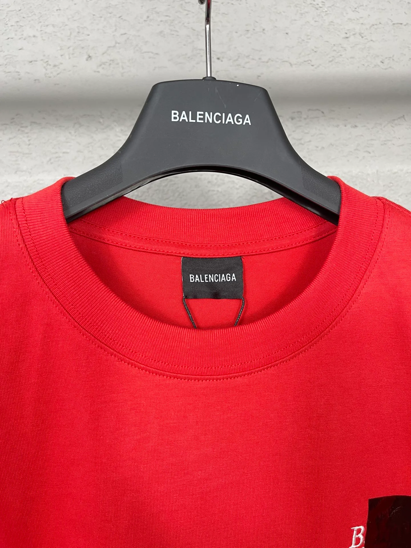 🅿️176 Real photos [Top version. Official website quality] BALENCI*GA/Paris#Classic. Coke embroidered vinyl short-sleeved T-shirt# The fabric is made of Paris ZP custom-woven and dyed cotton double yarn. Weighing 260 grams, the cloth surface is clean. The cloth pattern is clear, soft and comfortable. The color fastness is good. It is not easy to change color. The threads are dyed with no color difference. The classic pattern embroidery uses an imported embroidery machine, and the embroidery thread color is based on the original color. It is produced based on the pictures in the Jubie market. The letters are clear. The three-dimensional effect is strong. The embroidered flowers are laminated on the finished product. The version adopts OS loose shoulder design. Same style for men and women. Code: BL223008 Color: black, off-white, ash, red Size: XS S M L