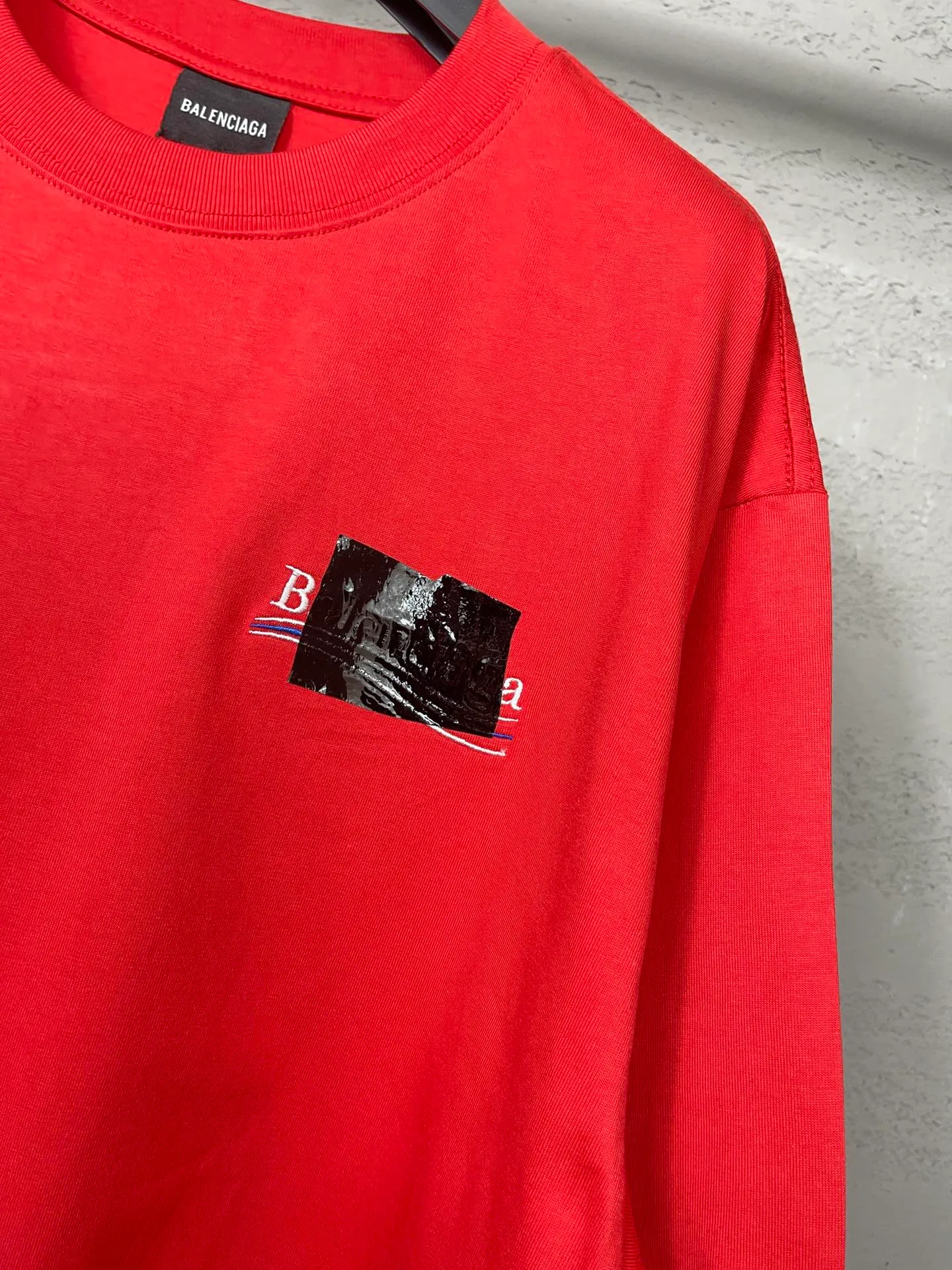 🅿️176 Real photos [Top version. Official website quality] BALENCI*GA/Paris#Classic. Coke embroidered vinyl short-sleeved T-shirt# The fabric is made of Paris ZP custom-woven and dyed cotton double yarn. Weighing 260 grams, the cloth surface is clean. The cloth pattern is clear, soft and comfortable. The color fastness is good. It is not easy to change color. The threads are dyed with no color difference. The classic pattern embroidery uses an imported embroidery machine, and the embroidery thread color is based on the original color. It is produced based on the pictures in the Jubie market. The letters are clear. The three-dimensional effect is strong. The embroidered flowers are laminated on the finished product. The version adopts OS loose shoulder design. Same style for men and women. Code: BL223008 Color: black, off-white, ash, red Size: XS S M L