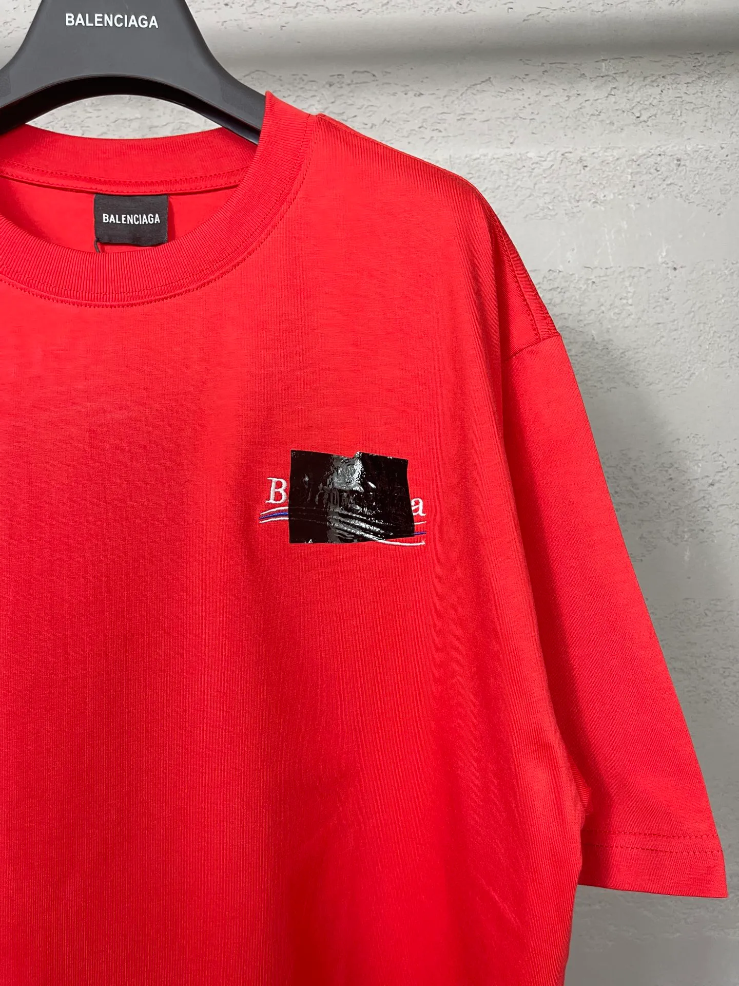 🅿️176 Real photos [Top version. Official website quality] BALENCI*GA/Paris#Classic. Coke embroidered vinyl short-sleeved T-shirt# The fabric is made of Paris ZP custom-woven and dyed cotton double yarn. Weighing 260 grams, the cloth surface is clean. The cloth pattern is clear, soft and comfortable. The color fastness is good. It is not easy to change color. The threads are dyed with no color difference. The classic pattern embroidery uses an imported embroidery machine, and the embroidery thread color is based on the original color. It is produced based on the pictures in the Jubie market. The letters are clear. The three-dimensional effect is strong. The embroidered flowers are laminated on the finished product. The version adopts OS loose shoulder design. Same style for men and women. Code: BL223008 Color: black, off-white, ash, red Size: XS S M L
