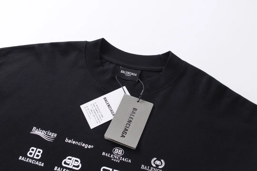 🅿️200 real photos [Top version. Official website quality] BALENCI*GA/Paris BALENCI*GA# 2024 spring and summer new style, printed with classic LOGO collection long-sleeved T-shirt. 2024 spring and summer new product. Brick cabinet synchronization. Welcome to compare. The fabric is made of Paris ZP custom-woven and dyed 100% cotton double yarn compact cotton. The weight is 260 grams, the cloth surface is clean, the cloth texture is clear, soft and comfortable. The color fastness is good. It is not easy to change color. The threads are woven and dyed with no color difference. The printing uses imported environmentally friendly rubber paddles, precision stencils, fine LOGO letters, clear letters, no burrs, and a three-dimensional effect. Restore brick cabinet. The version adopts OS loose shoulder style. Same style for men and women. Code: BL225005 Color: black, beige, pink, smoky gray, white Size: XS S M L