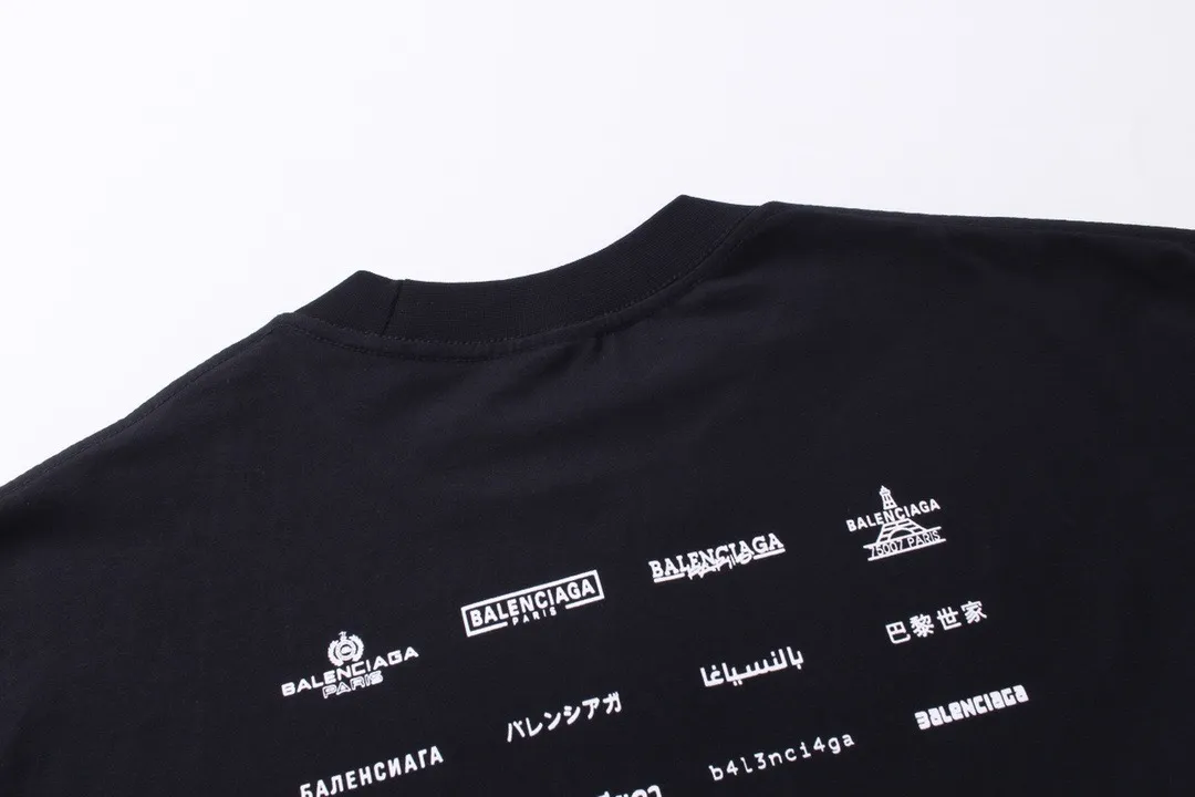 🅿️200 real photos [Top version. Official website quality] BALENCI*GA/Paris BALENCI*GA# 2024 spring and summer new style, printed with classic LOGO collection long-sleeved T-shirt. 2024 spring and summer new product. Brick cabinet synchronization. Welcome to compare. The fabric is made of Paris ZP custom-woven and dyed 100% cotton double yarn compact cotton. The weight is 260 grams, the cloth surface is clean, the cloth texture is clear, soft and comfortable. The color fastness is good. It is not easy to change color. The threads are woven and dyed with no color difference. The printing uses imported environmentally friendly rubber paddles, precision stencils, fine LOGO letters, clear letters, no burrs, and a three-dimensional effect. Restore brick cabinet. The version adopts OS loose shoulder style. Same style for men and women. Code: BL225005 Color: black, beige, pink, smoky gray, white Size: XS S M L