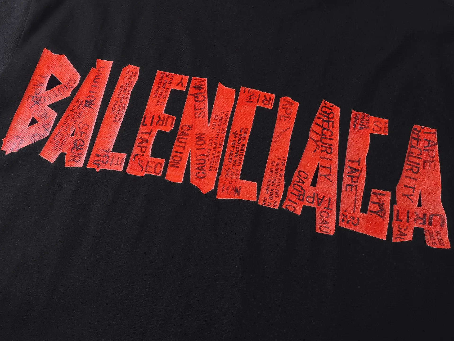 🅿️194 Detailed picture [Top version. Official website quality] BALENCI*GA/Paris. 25ss latest model. Masking tape pulp printing. Ready-to-wear washed and frayed short-sleeved T-shirt. Brick cabinet synchronization. The fabric is made of Paris ZP custom-woven and dyed 100% cotton double yarn compact cotton. The weight is 260 grams, the cloth surface is clean. The cloth pattern is clear, soft and comfortable, and the thread is dyed with no color difference. The classic pattern is printed with environmentally friendly imported materials, and the tape pattern is glued. The letters are clear and the effect is three-dimensional. Restored brick cabinet. The garments were washed and aged, and polished by many hands. Produced by ultra-heavy craftsmanship, the market currency is very different, welcome to compare. The version adopts OS loose shoulder design. The same style for men and women. Coding: BL253672 Color: black, white Size: XS S M L
