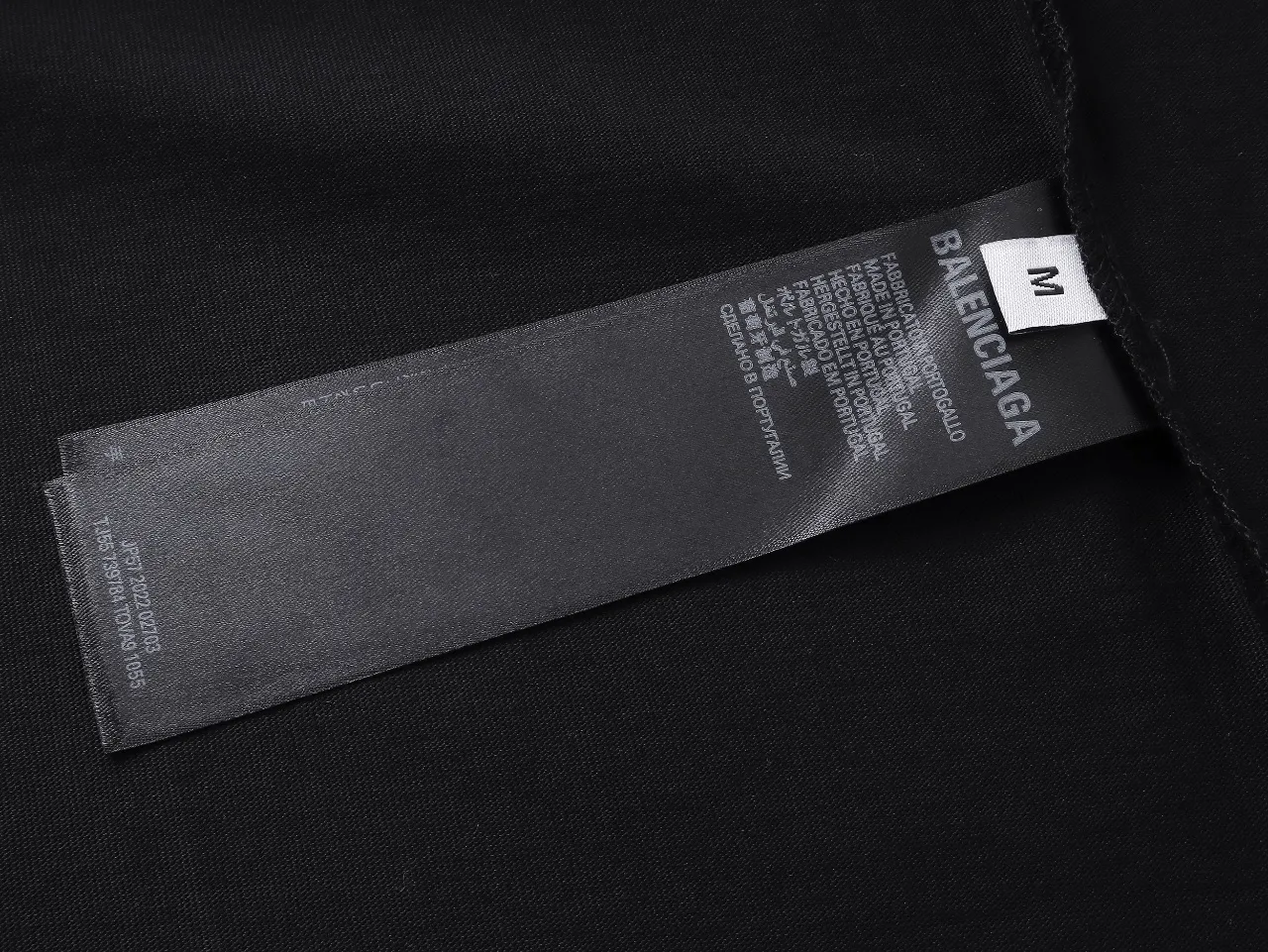 🅿️194 Detailed picture [Top version. Official website quality] BALENCI*GA/Paris. 25ss latest model. Masking tape pulp printing. Ready-to-wear washed and frayed short-sleeved T-shirt. Brick cabinet synchronization. The fabric is made of Paris ZP custom-woven and dyed 100% cotton double yarn compact cotton. The weight is 260 grams, the cloth surface is clean. The cloth pattern is clear, soft and comfortable, and the thread is dyed with no color difference. The classic pattern is printed with environmentally friendly imported materials, and the tape pattern is glued. The letters are clear and the effect is three-dimensional. Restored brick cabinet. The garments were washed and aged, and polished by many hands. Produced by ultra-heavy craftsmanship, the market currency is very different, welcome to compare. The version adopts OS loose shoulder design. The same style for men and women. Coding: BL253672 Color: black, white Size: XS S M L