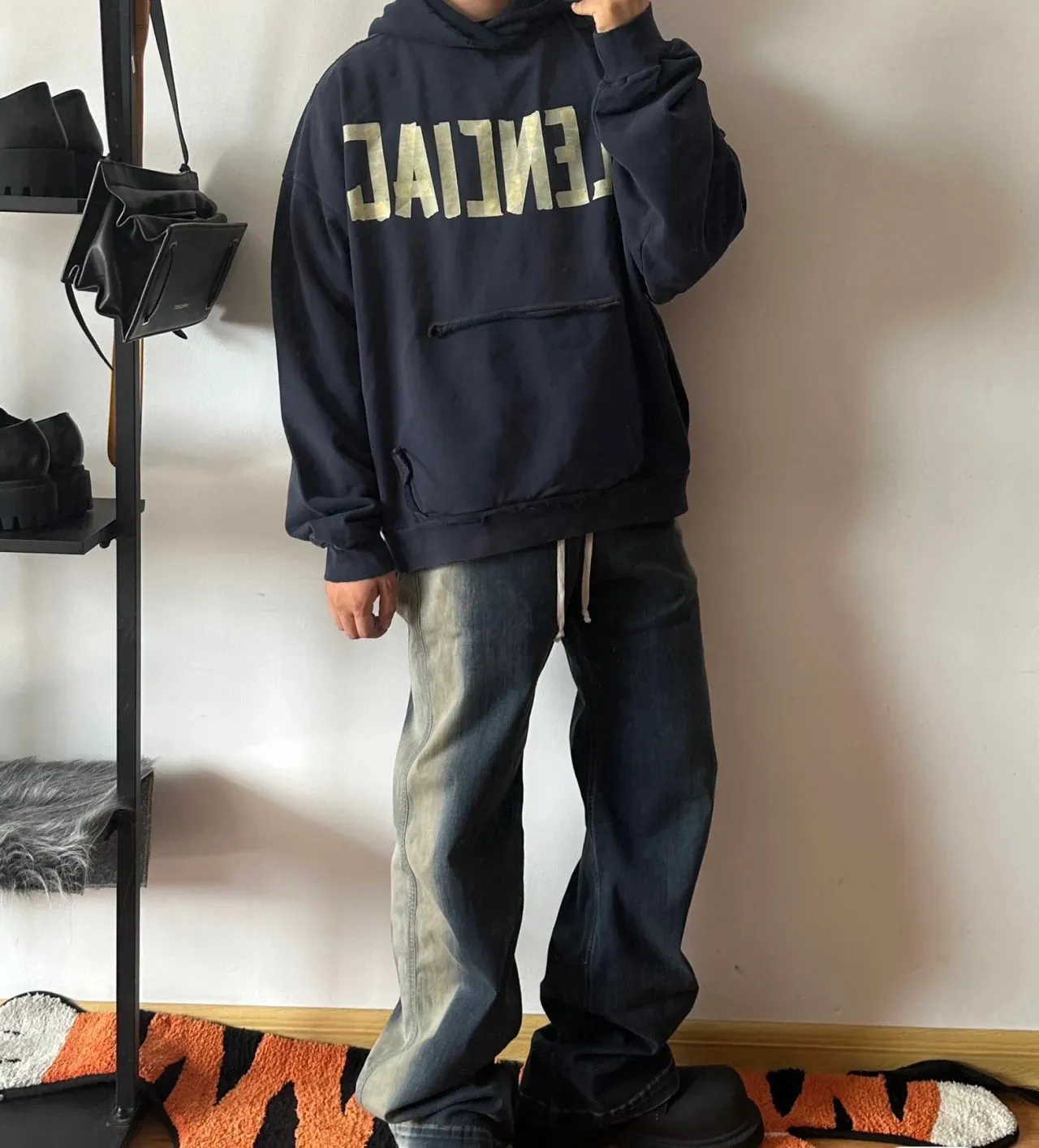 ♻️💯Reference model picture of the upper body❤️Top tested version Balenciaga 23SS textured paper printed letter double-sided logo hooded loose hooded sweatshirt This hoodie has a very interesting and cute design. The kangaroo pocket on the front of the large body is a reverse-cut design. The pockets on both sides are hollow, which means that the front view actually deceives your vision. The real pocket is sewn on the terry bottom on the reverse side, which is time-consuming and labor-intensive. But it is the core theme that cannot be ignored in the entire hoodie. The same details include hemming stitching and hole processing on both sides of the pockets; 480g heavy-weight pure cotton fabric with fine and small terry on the bottom. After heavy mud dyeing and washing, the fabric still has a thick foundation and is comfortable and soft. The front and back are double-sided textured paper transfer LOGO and the front and back are printed in different colors. The loose and large dropped shoulder design is suitable for both men and women. This style is also very suitable for girls. It is easy to create a lazy and casual street feel of the United States and France; many parts of the body have been hand-grinded with holes. Traces of muddying can be seen on the neckline, shoulder line, and side cuff splicing, but the visual transition is natural and soft without any dirty feeling. The old effect of the entire hoodie is excellent. The cuff threads are custom-woven in color; the packaging is master-washed and customized. From short-sleeves to sweatshirts, this style is definitely not to be missed Color: Mud-dyed custom-woven ocean blue Size: XS-S-M (Can be worn by men and women, OS loose shoulders) P:510