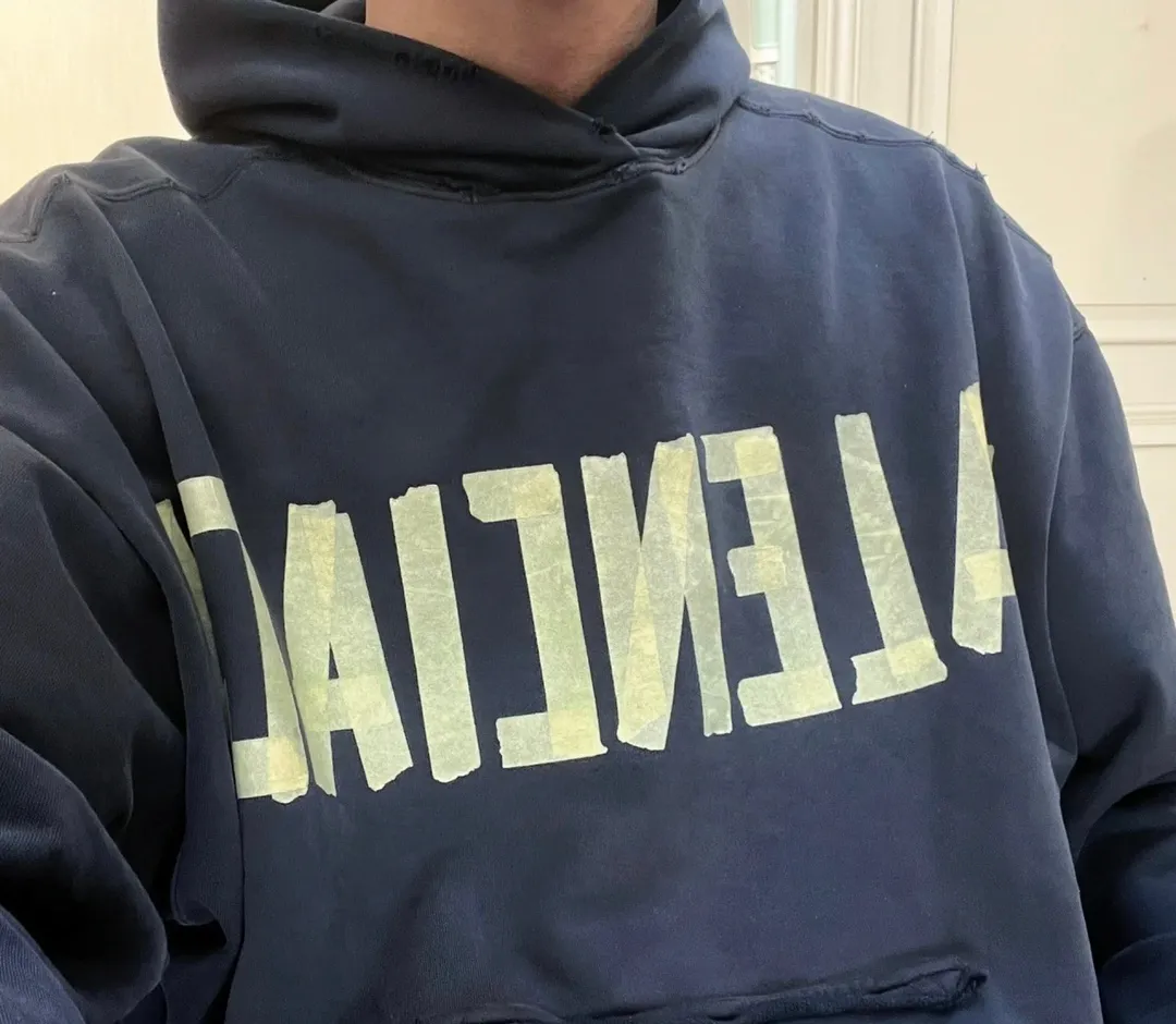 ♻️💯Reference model picture of the upper body❤️Top tested version Balenciaga 23SS textured paper printed letter double-sided logo hooded loose hooded sweatshirt This hoodie has a very interesting and cute design. The kangaroo pocket on the front of the large body is a reverse-cut design. The pockets on both sides are hollow, which means that the front view actually deceives your vision. The real pocket is sewn on the terry bottom on the reverse side, which is time-consuming and labor-intensive. But it is the core theme that cannot be ignored in the entire hoodie. The same details include hemming stitching and hole processing on both sides of the pockets; 480g heavy-weight pure cotton fabric with fine and small terry on the bottom. After heavy mud dyeing and washing, the fabric still has a thick foundation and is comfortable and soft. The front and back are double-sided textured paper transfer LOGO and the front and back are printed in different colors. The loose and large dropped shoulder design is suitable for both men and women. This style is also very suitable for girls. It is easy to create a lazy and casual street feel of the United States and France; many parts of the body have been hand-grinded with holes. Traces of muddying can be seen on the neckline, shoulder line, and side cuff splicing, but the visual transition is natural and soft without any dirty feeling. The old effect of the entire hoodie is excellent. The cuff threads are custom-woven in color; the packaging is master-washed and customized. From short-sleeves to sweatshirts, this style is definitely not to be missed Color: Mud-dyed custom-woven ocean blue Size: XS-S-M (Can be worn by men and women, OS loose shoulders) P:510