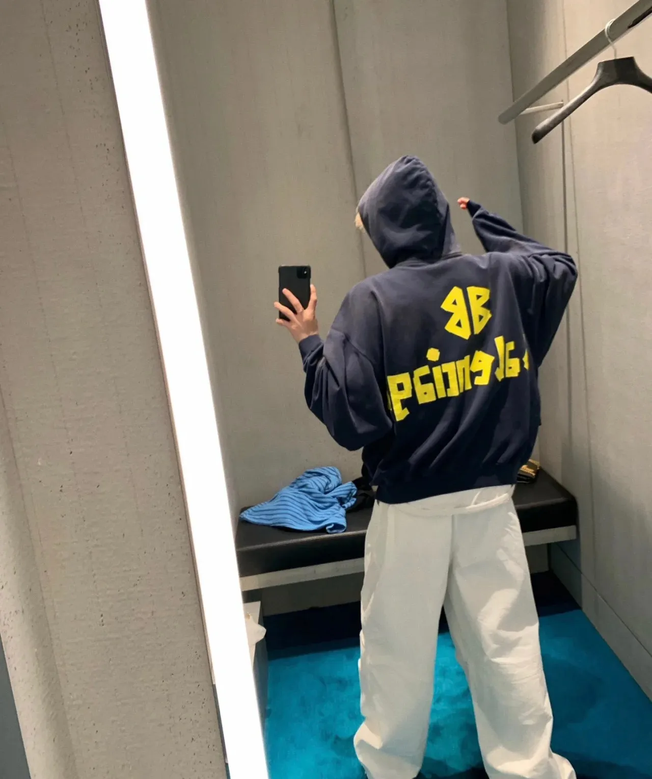♻️💯Reference model picture of the upper body❤️Top tested version Balenciaga 23SS textured paper printed letter double-sided logo hooded loose hooded sweatshirt This hoodie has a very interesting and cute design. The kangaroo pocket on the front of the large body is a reverse-cut design. The pockets on both sides are hollow, which means that the front view actually deceives your vision. The real pocket is sewn on the terry bottom on the reverse side, which is time-consuming and labor-intensive. But it is the core theme that cannot be ignored in the entire hoodie. The same details include hemming stitching and hole processing on both sides of the pockets; 480g heavy-weight pure cotton fabric with fine and small terry on the bottom. After heavy mud dyeing and washing, the fabric still has a thick foundation and is comfortable and soft. The front and back are double-sided textured paper transfer LOGO and the front and back are printed in different colors. The loose and large dropped shoulder design is suitable for both men and women. This style is also very suitable for girls. It is easy to create a lazy and casual street feel of the United States and France; many parts of the body have been hand-grinded with holes. Traces of muddying can be seen on the neckline, shoulder line, and side cuff splicing, but the visual transition is natural and soft without any dirty feeling. The old effect of the entire hoodie is excellent. The cuff threads are custom-woven in color; the packaging is master-washed and customized. From short-sleeves to sweatshirts, this style is definitely not to be missed Color: Mud-dyed custom-woven ocean blue Size: XS-S-M (Can be worn by men and women, OS loose shoulders) P:510