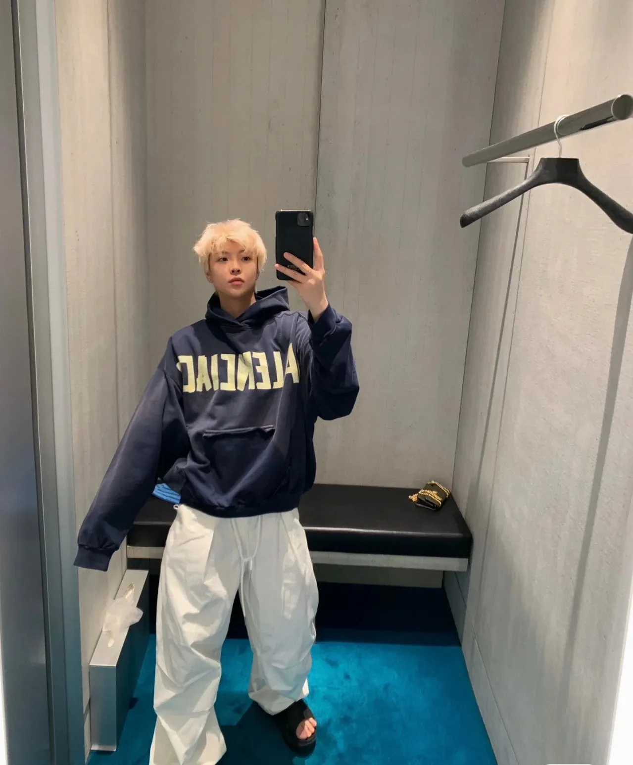 ♻️💯Reference model picture of the upper body❤️Top tested version Balenciaga 23SS textured paper printed letter double-sided logo hooded loose hooded sweatshirt This hoodie has a very interesting and cute design. The kangaroo pocket on the front of the large body is a reverse-cut design. The pockets on both sides are hollow, which means that the front view actually deceives your vision. The real pocket is sewn on the terry bottom on the reverse side, which is time-consuming and labor-intensive. But it is the core theme that cannot be ignored in the entire hoodie. The same details include hemming stitching and hole processing on both sides of the pockets; 480g heavy-weight pure cotton fabric with fine and small terry on the bottom. After heavy mud dyeing and washing, the fabric still has a thick foundation and is comfortable and soft. The front and back are double-sided textured paper transfer LOGO and the front and back are printed in different colors. The loose and large dropped shoulder design is suitable for both men and women. This style is also very suitable for girls. It is easy to create a lazy and casual street feel of the United States and France; many parts of the body have been hand-grinded with holes. Traces of muddying can be seen on the neckline, shoulder line, and side cuff splicing, but the visual transition is natural and soft without any dirty feeling. The old effect of the entire hoodie is excellent. The cuff threads are custom-woven in color; the packaging is master-washed and customized. From short-sleeves to sweatshirts, this style is definitely not to be missed Color: Mud-dyed custom-woven ocean blue Size: XS-S-M (Can be worn by men and women, OS loose shoulders) P:510