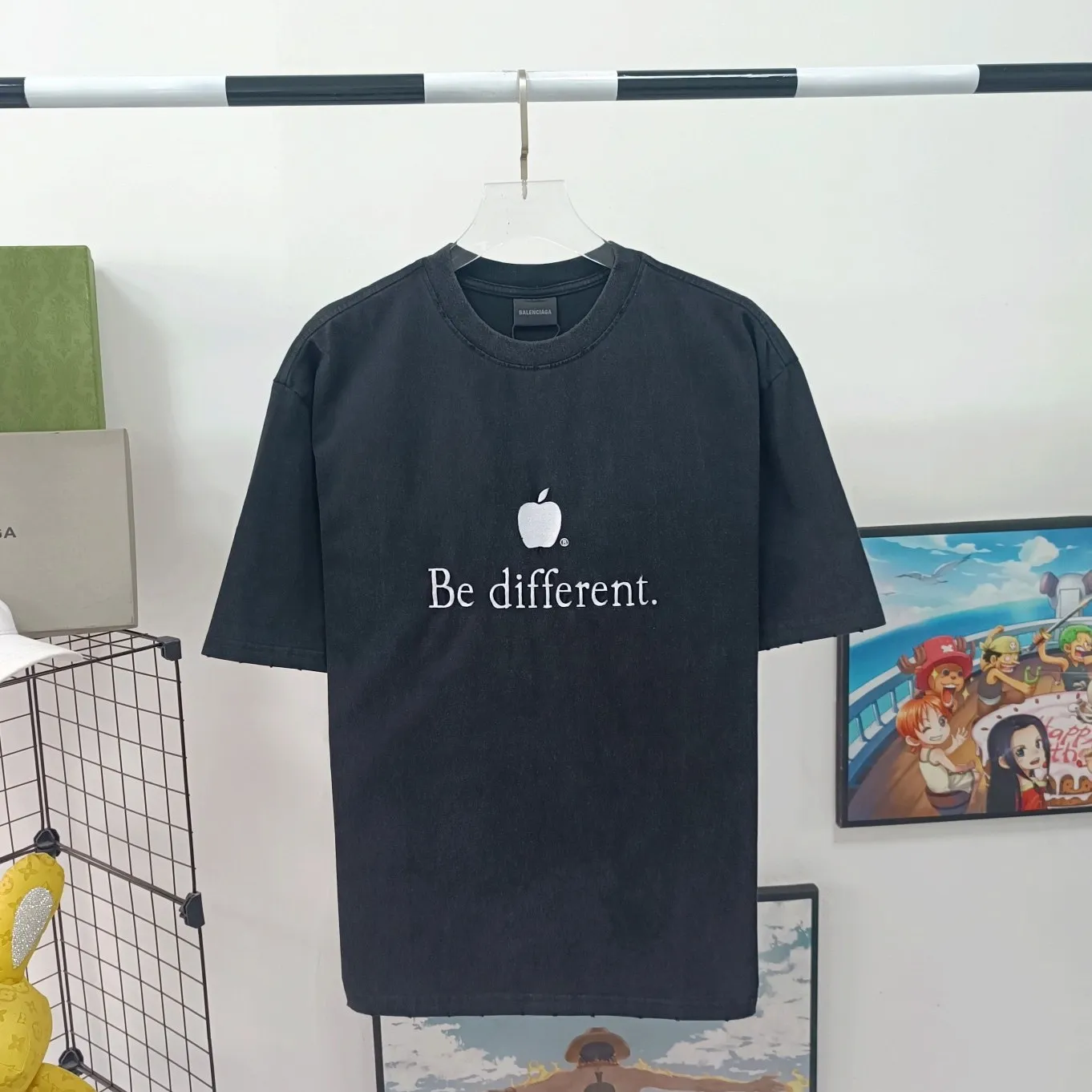 [New] Top version of Balenciaga BALENCIAGA's new BeDifferent series Apple logo embroidered letters, milk white male and female couple star's same style pure cotton bottoming short-sleeved T-shirt - using imported Tajima 10w needle machine embroidery, high-density embroidered letter hemming process, full details without tails, clear letters without connections‼ ️ - It took no less than dozens of light embroidery needle adjustments to achieve this satisfactory effect. Imported embroidery thread distinguishes the difference between low-end market and original version! -BLCG's latest Bedifferent series. You are unique and different from others. Always be yourself! New models are released every year. The milky white color is the new color this year. I didn’t hesitate to buy it as soon as I saw it. My upper body looks whiter. I love this color so much!  A full set of 1:1 customized accessories + Sydney paper with logo + new version of handbag at the counter + three labels for large products + Yuan version hangtag‼ ️ (PS: Each piece comes with a counter handbag. Due to the high cost, handbags are no longer provided for after-sales code changes. Please understand) The webbing on the back collar extends to the shoulders for reinforcement. The stitches are downturned at the joints. Imported elliptical machine with imported glue technology. Overall printing without tooth edges. 32s280g double yarn combed. Color: Milky white. Washed black. Size: XS-L P:260.