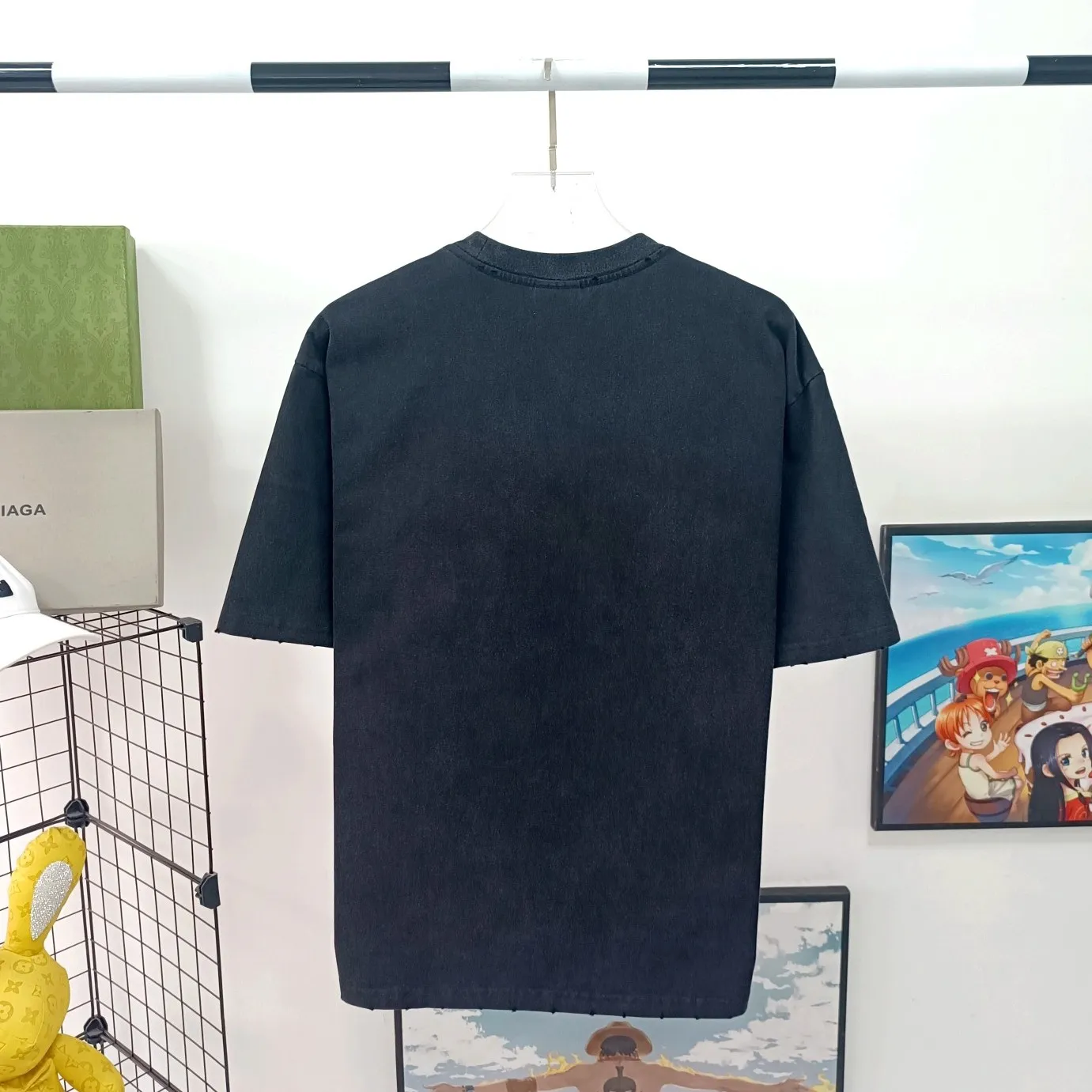 [New] Top version of Balenciaga BALENCIAGA's new BeDifferent series Apple logo embroidered letters, milk white male and female couple star's same style pure cotton bottoming short-sleeved T-shirt - using imported Tajima 10w needle machine embroidery, high-density embroidered letter hemming process, full details without tails, clear letters without connections‼ ️ - It took no less than dozens of light embroidery needle adjustments to achieve this satisfactory effect. Imported embroidery thread distinguishes the difference between low-end market and original version! -BLCG's latest Bedifferent series. You are unique and different from others. Always be yourself! New models are released every year. The milky white color is the new color this year. I didn’t hesitate to buy it as soon as I saw it. My upper body looks whiter. I love this color so much!  A full set of 1:1 customized accessories + Sydney paper with logo + new version of handbag at the counter + three labels for large products + Yuan version hangtag‼ ️ (PS: Each piece comes with a counter handbag. Due to the high cost, handbags are no longer provided for after-sales code changes. Please understand) The webbing on the back collar extends to the shoulders for reinforcement. The stitches are downturned at the joints. Imported elliptical machine with imported glue technology. Overall printing without tooth edges. 32s280g double yarn combed. Color: Milky white. Washed black. Size: XS-L P:260.