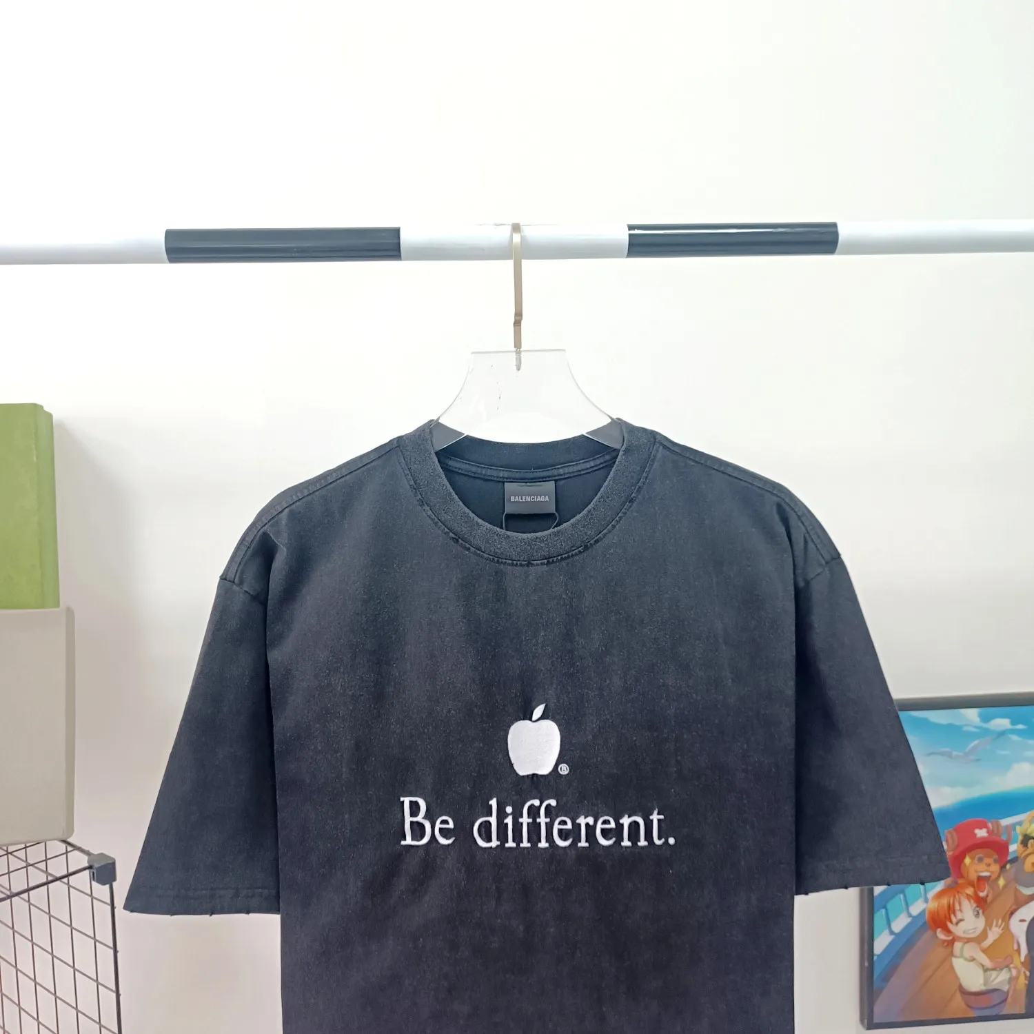 [New] Top version of Balenciaga BALENCIAGA's new BeDifferent series Apple logo embroidered letters, milk white male and female couple star's same style pure cotton bottoming short-sleeved T-shirt - using imported Tajima 10w needle machine embroidery, high-density embroidered letter hemming process, full details without tails, clear letters without connections‼ ️ - It took no less than dozens of light embroidery needle adjustments to achieve this satisfactory effect. Imported embroidery thread distinguishes the difference between low-end market and original version! -BLCG's latest Bedifferent series. You are unique and different from others. Always be yourself! New models are released every year. The milky white color is the new color this year. I didn’t hesitate to buy it as soon as I saw it. My upper body looks whiter. I love this color so much!  A full set of 1:1 customized accessories + Sydney paper with logo + new version of handbag at the counter + three labels for large products + Yuan version hangtag‼ ️ (PS: Each piece comes with a counter handbag. Due to the high cost, handbags are no longer provided for after-sales code changes. Please understand) The webbing on the back collar extends to the shoulders for reinforcement. The stitches are downturned at the joints. Imported elliptical machine with imported glue technology. Overall printing without tooth edges. 32s280g double yarn combed. Color: Milky white. Washed black. Size: XS-L P:260.