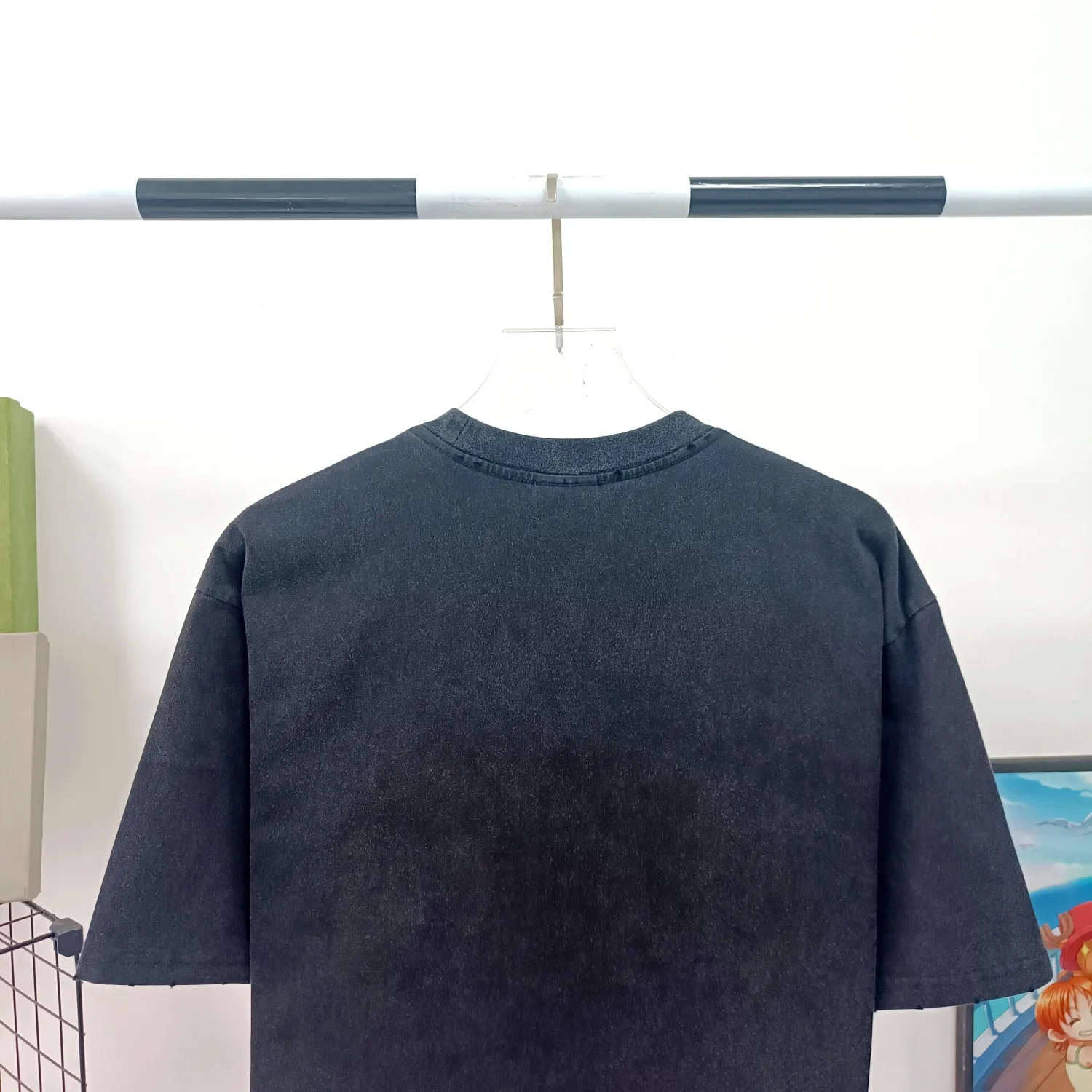 [New] Top version of Balenciaga BALENCIAGA's new BeDifferent series Apple logo embroidered letters, milk white male and female couple star's same style pure cotton bottoming short-sleeved T-shirt - using imported Tajima 10w needle machine embroidery, high-density embroidered letter hemming process, full details without tails, clear letters without connections‼ ️ - It took no less than dozens of light embroidery needle adjustments to achieve this satisfactory effect. Imported embroidery thread distinguishes the difference between low-end market and original version! -BLCG's latest Bedifferent series. You are unique and different from others. Always be yourself! New models are released every year. The milky white color is the new color this year. I didn’t hesitate to buy it as soon as I saw it. My upper body looks whiter. I love this color so much!  A full set of 1:1 customized accessories + Sydney paper with logo + new version of handbag at the counter + three labels for large products + Yuan version hangtag‼ ️ (PS: Each piece comes with a counter handbag. Due to the high cost, handbags are no longer provided for after-sales code changes. Please understand) The webbing on the back collar extends to the shoulders for reinforcement. The stitches are downturned at the joints. Imported elliptical machine with imported glue technology. Overall printing without tooth edges. 32s280g double yarn combed. Color: Milky white. Washed black. Size: XS-L P:260.
