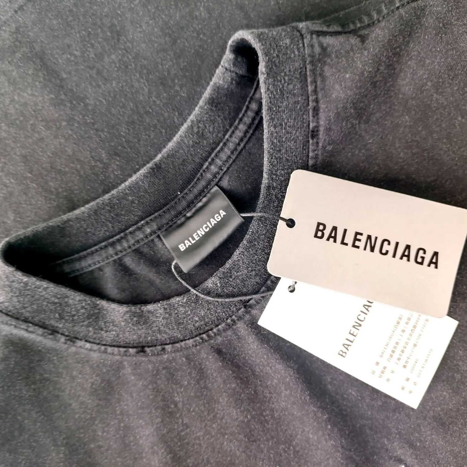 [New] Top version of Balenciaga BALENCIAGA's new BeDifferent series Apple logo embroidered letters, milk white male and female couple star's same style pure cotton bottoming short-sleeved T-shirt - using imported Tajima 10w needle machine embroidery, high-density embroidered letter hemming process, full details without tails, clear letters without connections‼ ️ - It took no less than dozens of light embroidery needle adjustments to achieve this satisfactory effect. Imported embroidery thread distinguishes the difference between low-end market and original version! -BLCG's latest Bedifferent series. You are unique and different from others. Always be yourself! New models are released every year. The milky white color is the new color this year. I didn’t hesitate to buy it as soon as I saw it. My upper body looks whiter. I love this color so much!  A full set of 1:1 customized accessories + Sydney paper with logo + new version of handbag at the counter + three labels for large products + Yuan version hangtag‼ ️ (PS: Each piece comes with a counter handbag. Due to the high cost, handbags are no longer provided for after-sales code changes. Please understand) The webbing on the back collar extends to the shoulders for reinforcement. The stitches are downturned at the joints. Imported elliptical machine with imported glue technology. Overall printing without tooth edges. 32s280g double yarn combed. Color: Milky white. Washed black. Size: XS-L P:260.