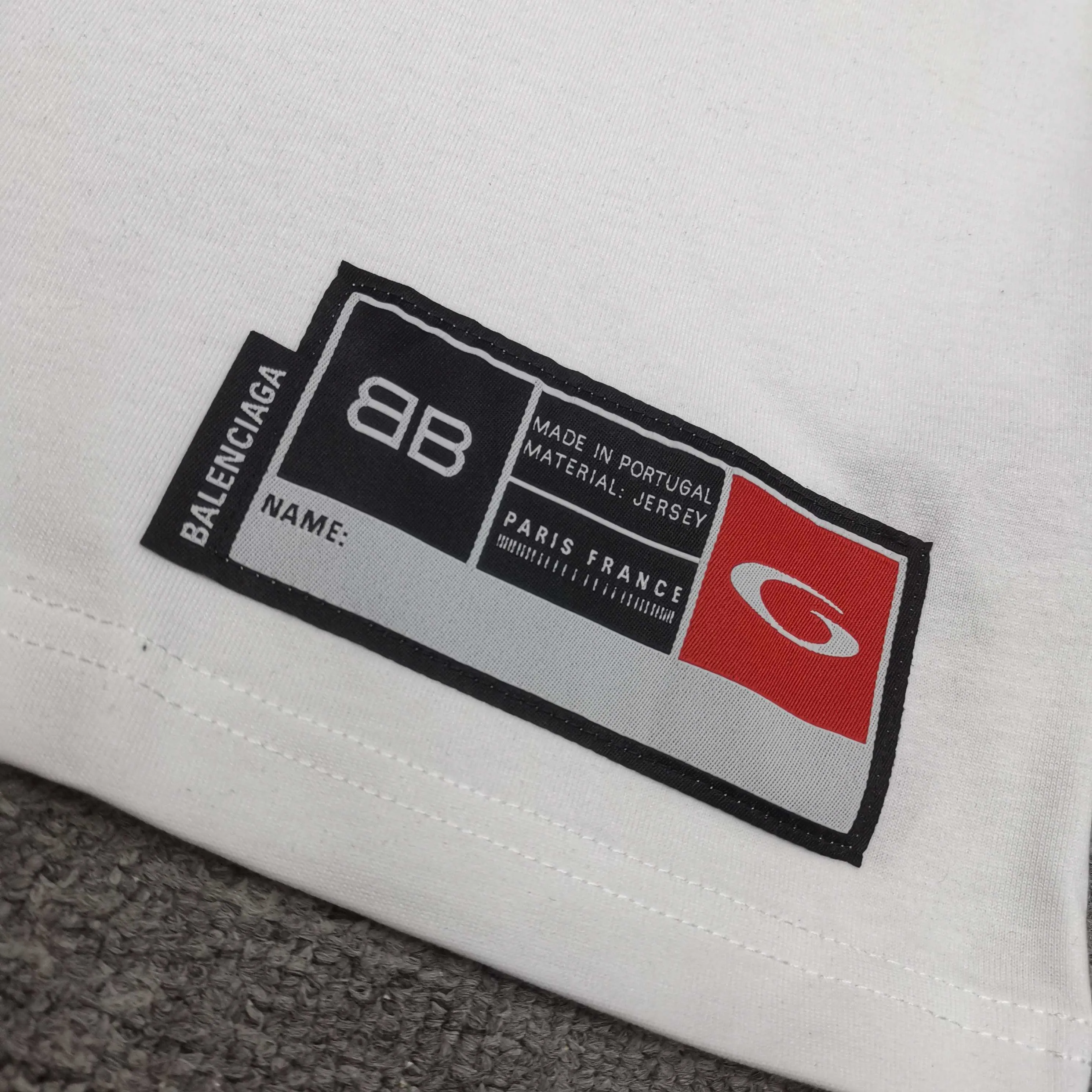[Top version. Official website quality] BALENCI*GA/Paris.SS25 latest basketball uniform embroidered printed long-sleeved T-shirt. The front embroidery is embroidered and printed using a Tajima computer embroidery machine, the lower left corner is stamped, and the back piece is printed. Brick cabinets are synchronized. Genuine products are developed at the first time. The fabric is made of Paris ZP custom-woven and dyed cotton double yarn. Weighing 260 grams, the cloth surface is clean. The cloth pattern is clear, soft and comfortable. The threads are dyed with no color difference. The printing uses environmentally friendly imported materials, the letters are clear and the effect is three-dimensional. The version adopts OS loose shoulder design. Same style for men and women. Color: black, white, purple, orchid. Size: XS S M L P350