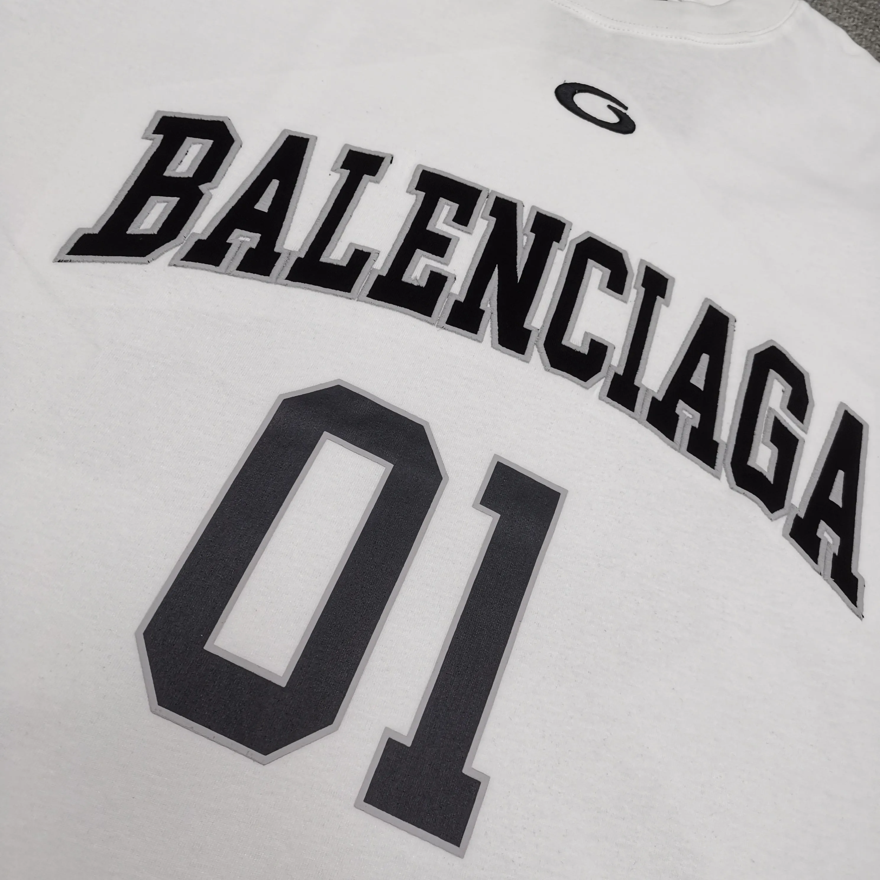 [Top version. Official website quality] BALENCI*GA/Paris.SS25 latest basketball uniform embroidered printed long-sleeved T-shirt. The front embroidery is embroidered and printed using a Tajima computer embroidery machine, the lower left corner is stamped, and the back piece is printed. Brick cabinets are synchronized. Genuine products are developed at the first time. The fabric is made of Paris ZP custom-woven and dyed cotton double yarn. Weighing 260 grams, the cloth surface is clean. The cloth pattern is clear, soft and comfortable. The threads are dyed with no color difference. The printing uses environmentally friendly imported materials, the letters are clear and the effect is three-dimensional. The version adopts OS loose shoulder design. Same style for men and women. Color: black, white, purple, orchid. Size: XS S M L P350