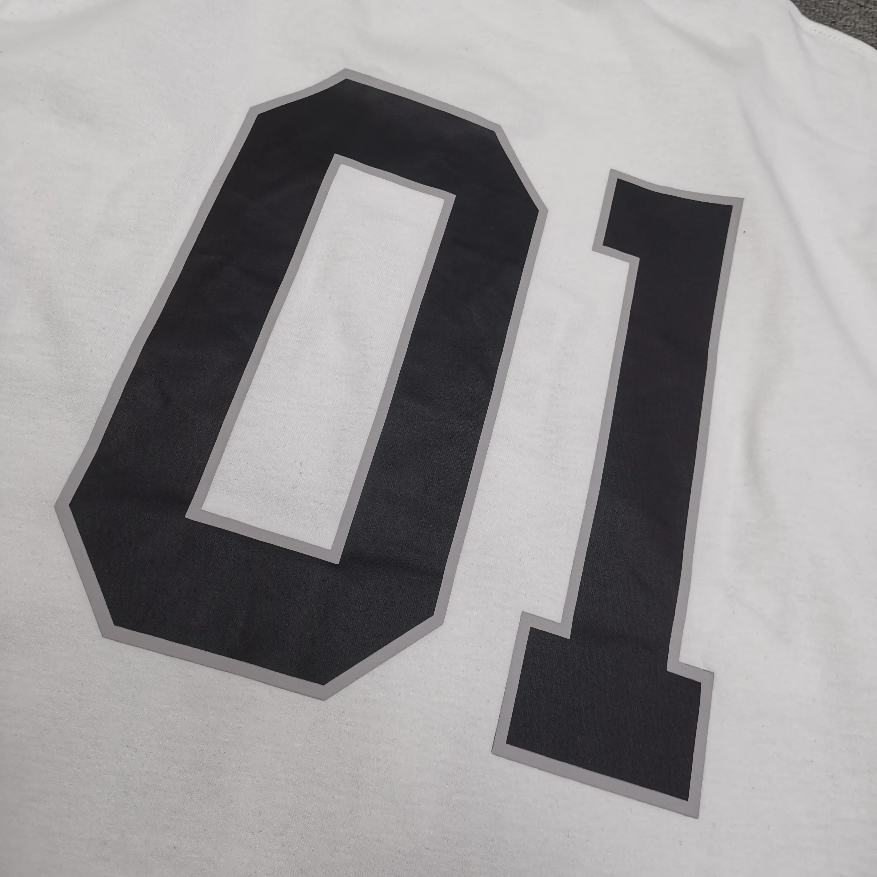 [Top version. Official website quality] BALENCI*GA/Paris.SS25 latest basketball uniform embroidered printed long-sleeved T-shirt. The front embroidery is embroidered and printed using a Tajima computer embroidery machine, the lower left corner is stamped, and the back piece is printed. Brick cabinets are synchronized. Genuine products are developed at the first time. The fabric is made of Paris ZP custom-woven and dyed cotton double yarn. Weighing 260 grams, the cloth surface is clean. The cloth pattern is clear, soft and comfortable. The threads are dyed with no color difference. The printing uses environmentally friendly imported materials, the letters are clear and the effect is three-dimensional. The version adopts OS loose shoulder design. Same style for men and women. Color: black, white, purple, orchid. Size: XS S M L P350