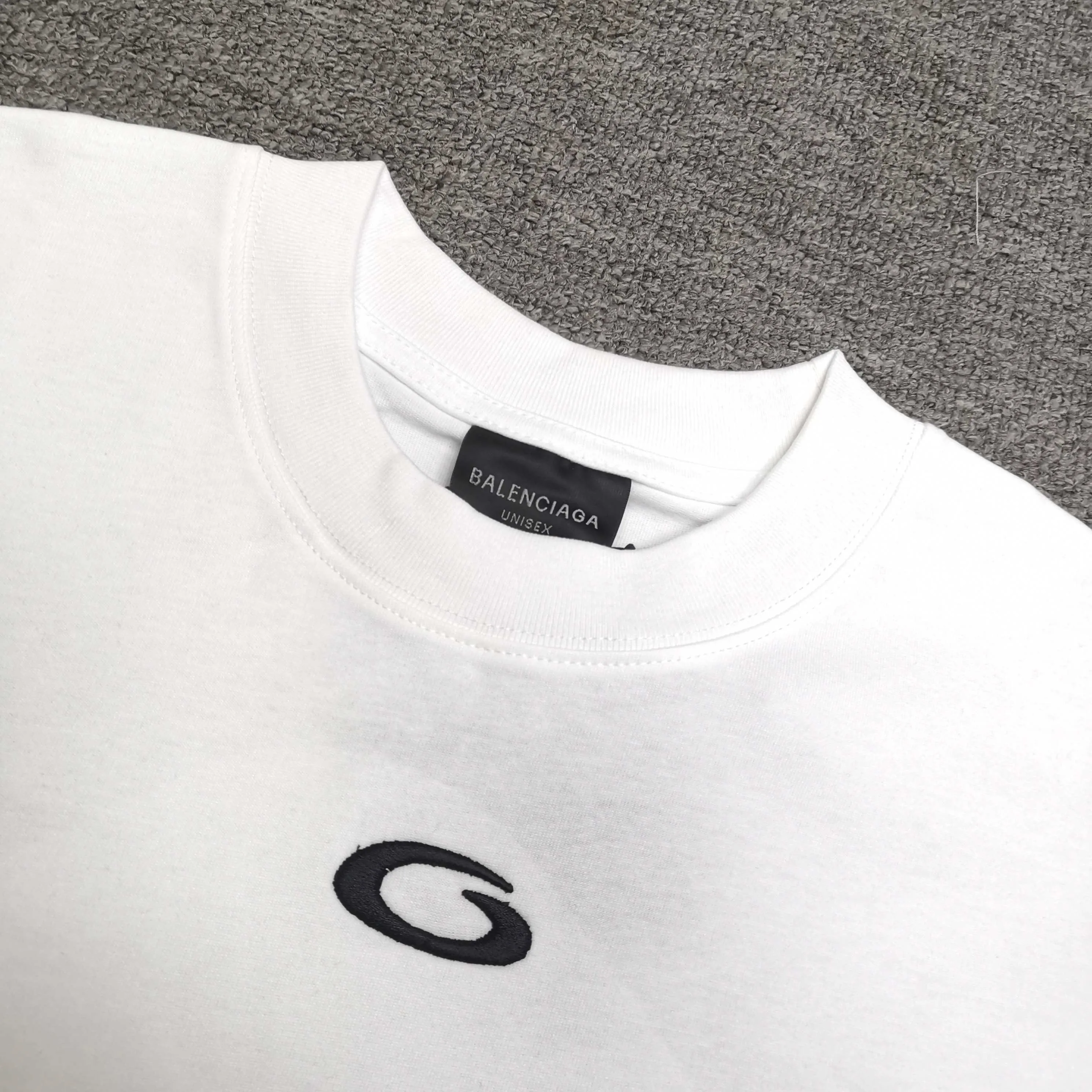 [Top version. Official website quality] BALENCI*GA/Paris.SS25 latest basketball uniform embroidered printed long-sleeved T-shirt. The front embroidery is embroidered and printed using a Tajima computer embroidery machine, the lower left corner is stamped, and the back piece is printed. Brick cabinets are synchronized. Genuine products are developed at the first time. The fabric is made of Paris ZP custom-woven and dyed cotton double yarn. Weighing 260 grams, the cloth surface is clean. The cloth pattern is clear, soft and comfortable. The threads are dyed with no color difference. The printing uses environmentally friendly imported materials, the letters are clear and the effect is three-dimensional. The version adopts OS loose shoulder design. Same style for men and women. Color: black, white, purple, orchid. Size: XS S M L P350