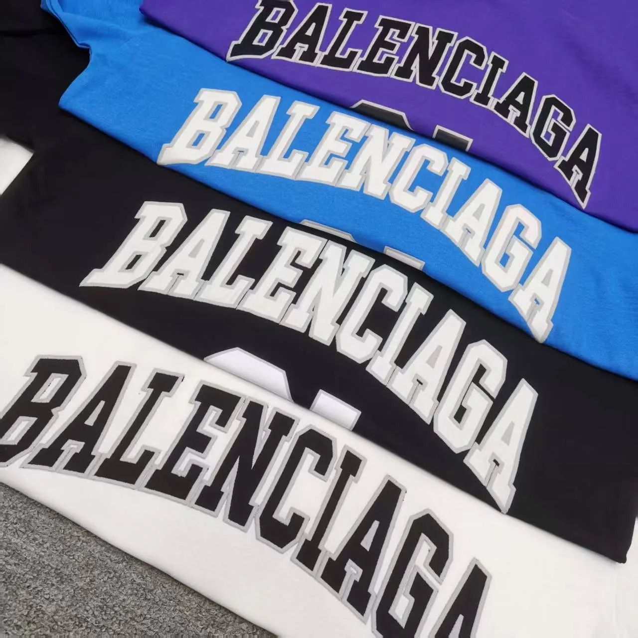 [Top version. Official website quality] BALENCI*GA/Paris.SS25 latest basketball uniform embroidered printed long-sleeved T-shirt. The front embroidery is embroidered and printed using a Tajima computer embroidery machine, the lower left corner is stamped, and the back piece is printed. Brick cabinets are synchronized. Genuine products are developed at the first time. The fabric is made of Paris ZP custom-woven and dyed cotton double yarn. Weighing 260 grams, the cloth surface is clean. The cloth pattern is clear, soft and comfortable. The threads are dyed with no color difference. The printing uses environmentally friendly imported materials, the letters are clear and the effect is three-dimensional. The version adopts OS loose shoulder design. Same style for men and women. Color: black, white, purple, orchid. Size: XS S M L P350