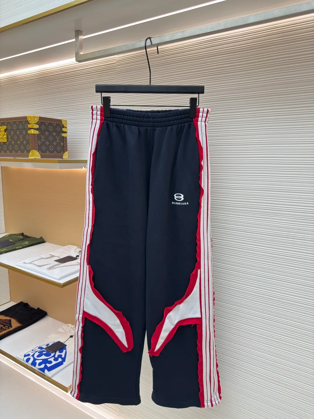 Balenciaga color-blocked sports trousers ●Authentic product: Purchased and developed for 18500 ●Item number: 1680653-B85 ●Fabric: Retro jersey fabric ●Technology: Washed and distressed ●Version: loose fit ●Weight: about 960 grams ●Size: S-M-L-XL ●Description: Retro plain knitted fabric, spliced striped 16S+10S fish scale bottom sweatshirt fabric, matched with the same contrasting color plain knitted fabric to create a three-dimensional striped splicing design. The front is decorated with artwork embroidery, stir-fried sand and old washing process, and the fabric is dyed and processed by stone grinding. The small loop sports icon logo is outlined in red and white stripes. The overall embroidery uses tatami embroidery, and the embroidery thread material is customized in matching colors. The overall wiring is straight and delicate, the fabric is comfortable and soft, and the color is consistent without color difference. It can be matched with the same style to create a fashionable look and control various occasions. Customized accessories, complete with three standards, same style for men and women!