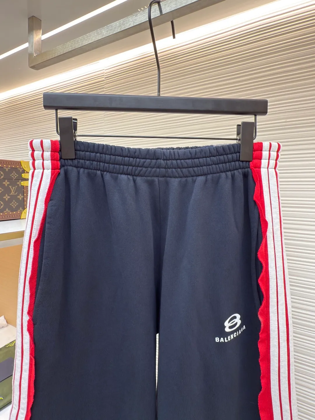 Balenciaga color-blocked sports trousers ●Authentic product: Purchased and developed for 18500 ●Item number: 1680653-B85 ●Fabric: Retro jersey fabric ●Technology: Washed and distressed ●Version: loose fit ●Weight: about 960 grams ●Size: S-M-L-XL ●Description: Retro plain knitted fabric, spliced striped 16S+10S fish scale bottom sweatshirt fabric, matched with the same contrasting color plain knitted fabric to create a three-dimensional striped splicing design. The front is decorated with artwork embroidery, stir-fried sand and old washing process, and the fabric is dyed and processed by stone grinding. The small loop sports icon logo is outlined in red and white stripes. The overall embroidery uses tatami embroidery, and the embroidery thread material is customized in matching colors. The overall wiring is straight and delicate, the fabric is comfortable and soft, and the color is consistent without color difference. It can be matched with the same style to create a fashionable look and control various occasions. Customized accessories, complete with three standards, same style for men and women!