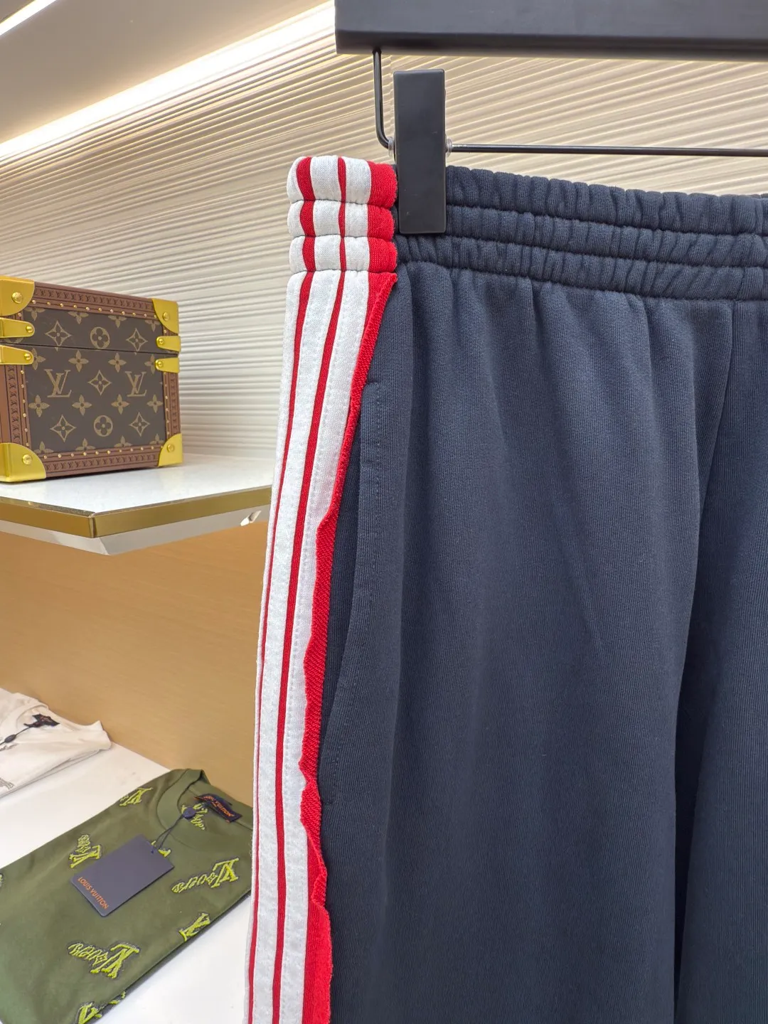 Balenciaga color-blocked sports trousers ●Authentic product: Purchased and developed for 18500 ●Item number: 1680653-B85 ●Fabric: Retro jersey fabric ●Technology: Washed and distressed ●Version: loose fit ●Weight: about 960 grams ●Size: S-M-L-XL ●Description: Retro plain knitted fabric, spliced striped 16S+10S fish scale bottom sweatshirt fabric, matched with the same contrasting color plain knitted fabric to create a three-dimensional striped splicing design. The front is decorated with artwork embroidery, stir-fried sand and old washing process, and the fabric is dyed and processed by stone grinding. The small loop sports icon logo is outlined in red and white stripes. The overall embroidery uses tatami embroidery, and the embroidery thread material is customized in matching colors. The overall wiring is straight and delicate, the fabric is comfortable and soft, and the color is consistent without color difference. It can be matched with the same style to create a fashionable look and control various occasions. Customized accessories, complete with three standards, same style for men and women!