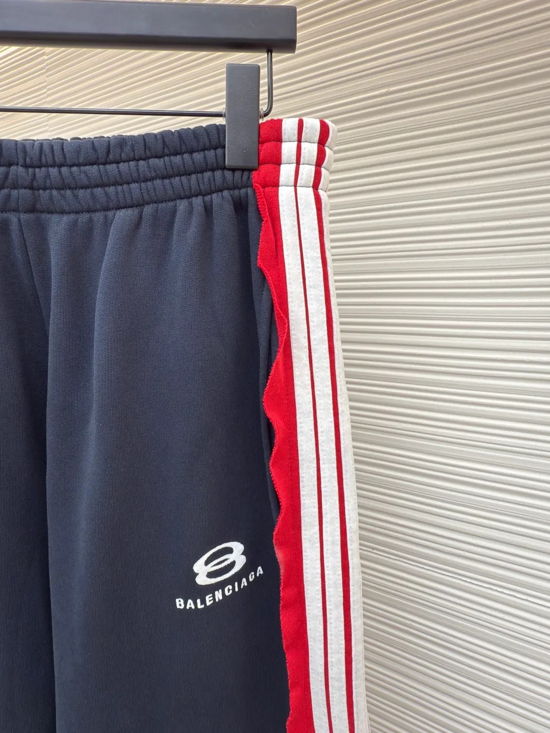 Balenciaga color-blocked sports trousers ●Authentic product: Purchased and developed for 18500 ●Item number: 1680653-B85 ●Fabric: Retro jersey fabric ●Technology: Washed and distressed ●Version: loose fit ●Weight: about 960 grams ●Size: S-M-L-XL ●Description: Retro plain knitted fabric, spliced striped 16S+10S fish scale bottom sweatshirt fabric, matched with the same contrasting color plain knitted fabric to create a three-dimensional striped splicing design. The front is decorated with artwork embroidery, stir-fried sand and old washing process, and the fabric is dyed and processed by stone grinding. The small loop sports icon logo is outlined in red and white stripes. The overall embroidery uses tatami embroidery, and the embroidery thread material is customized in matching colors. The overall wiring is straight and delicate, the fabric is comfortable and soft, and the color is consistent without color difference. It can be matched with the same style to create a fashionable look and control various occasions. Customized accessories, complete with three standards, same style for men and women!