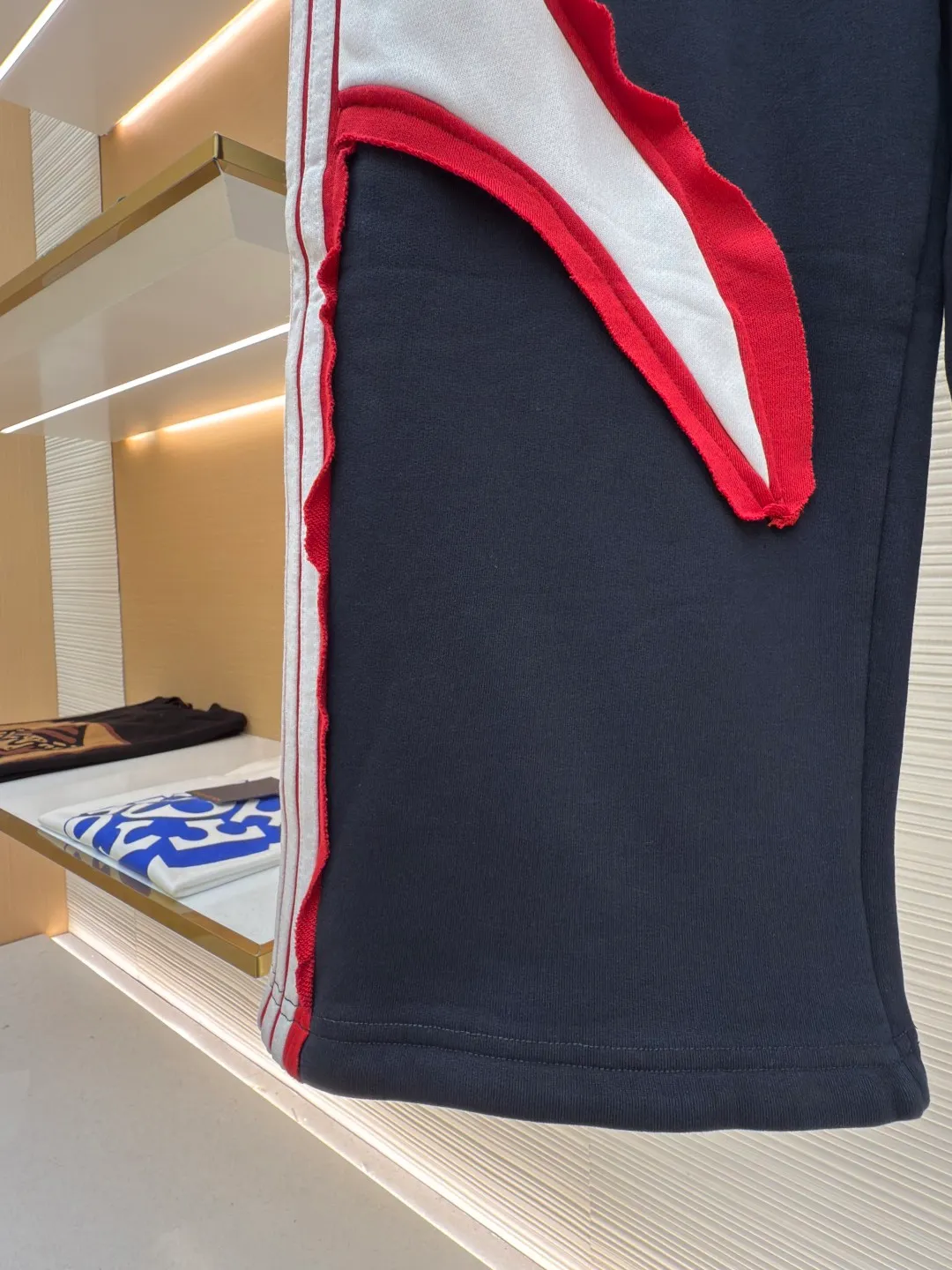 Balenciaga color-blocked sports trousers ●Authentic product: Purchased and developed for 18500 ●Item number: 1680653-B85 ●Fabric: Retro jersey fabric ●Technology: Washed and distressed ●Version: loose fit ●Weight: about 960 grams ●Size: S-M-L-XL ●Description: Retro plain knitted fabric, spliced striped 16S+10S fish scale bottom sweatshirt fabric, matched with the same contrasting color plain knitted fabric to create a three-dimensional striped splicing design. The front is decorated with artwork embroidery, stir-fried sand and old washing process, and the fabric is dyed and processed by stone grinding. The small loop sports icon logo is outlined in red and white stripes. The overall embroidery uses tatami embroidery, and the embroidery thread material is customized in matching colors. The overall wiring is straight and delicate, the fabric is comfortable and soft, and the color is consistent without color difference. It can be matched with the same style to create a fashionable look and control various occasions. Customized accessories, complete with three standards, same style for men and women!