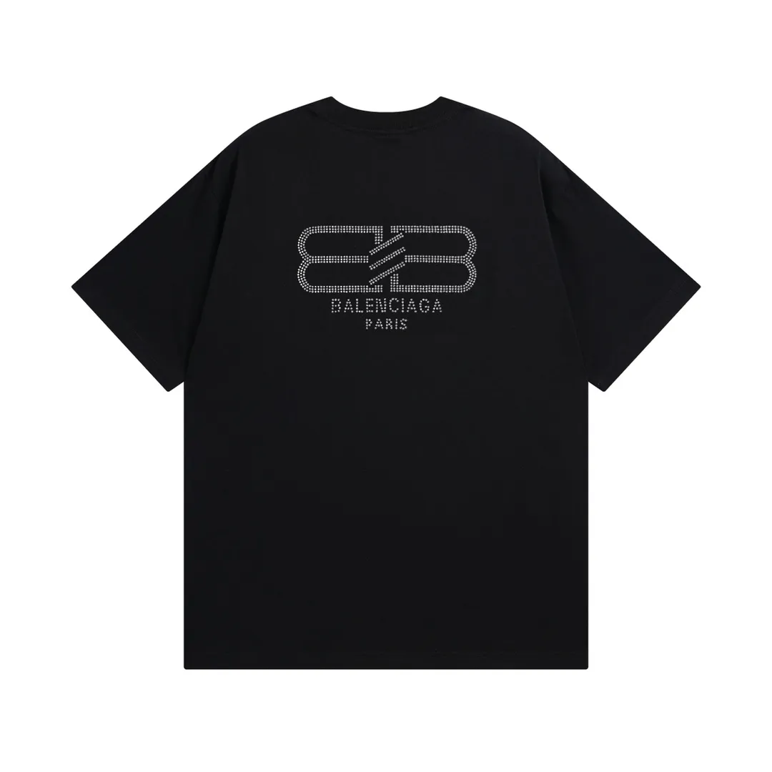 🅿️180 Detail Picture [Top version. Official website quality] BALENCI*GA/Paris BALENCI*GA#23SS Paris classic lock button back classic LOGO hot-drilled short-sleeved T-shirt. Brick cabinet synchronization. The fabric is made of Paris ZP custom-woven and dyed 100% cotton double yarn compact cotton. The weight is 260 grams. The cloth surface is clean. The cloth pattern is clear. Soft and comfortable. Good color fastness. Not easy to change color. The threads are woven and dyed with no color difference. The back hot drill uses imported drill, which has good gloss and is not easy to fall off. Restore brick cabinet. The version adopts OS loose shoulder style. Same style for men and women. Code: BL223200 Color: Black. White Size: XS to L