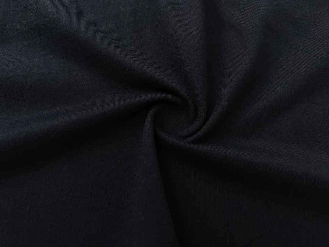🅿️180 Detail Picture [Top version. Official website quality] BALENCI*GA/Paris BALENCI*GA#23SS Paris classic lock button back classic LOGO hot-drilled short-sleeved T-shirt. Brick cabinet synchronization. The fabric is made of Paris ZP custom-woven and dyed 100% cotton double yarn compact cotton. The weight is 260 grams. The cloth surface is clean. The cloth pattern is clear. Soft and comfortable. Good color fastness. Not easy to change color. The threads are woven and dyed with no color difference. The back hot drill uses imported drill, which has good gloss and is not easy to fall off. Restore brick cabinet. The version adopts OS loose shoulder style. Same style for men and women. Code: BL223200 Color: Black. White Size: XS to L