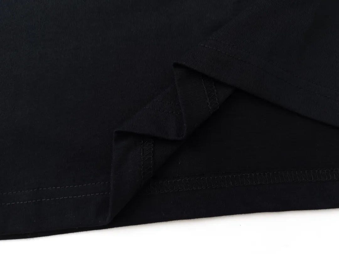 🅿️180 Detail Picture [Top version. Official website quality] BALENCI*GA/Paris BALENCI*GA#23SS Paris classic lock button back classic LOGO hot-drilled short-sleeved T-shirt. Brick cabinet synchronization. The fabric is made of Paris ZP custom-woven and dyed 100% cotton double yarn compact cotton. The weight is 260 grams. The cloth surface is clean. The cloth pattern is clear. Soft and comfortable. Good color fastness. Not easy to change color. The threads are woven and dyed with no color difference. The back hot drill uses imported drill, which has good gloss and is not easy to fall off. Restore brick cabinet. The version adopts OS loose shoulder style. Same style for men and women. Code: BL223200 Color: Black. White Size: XS to L