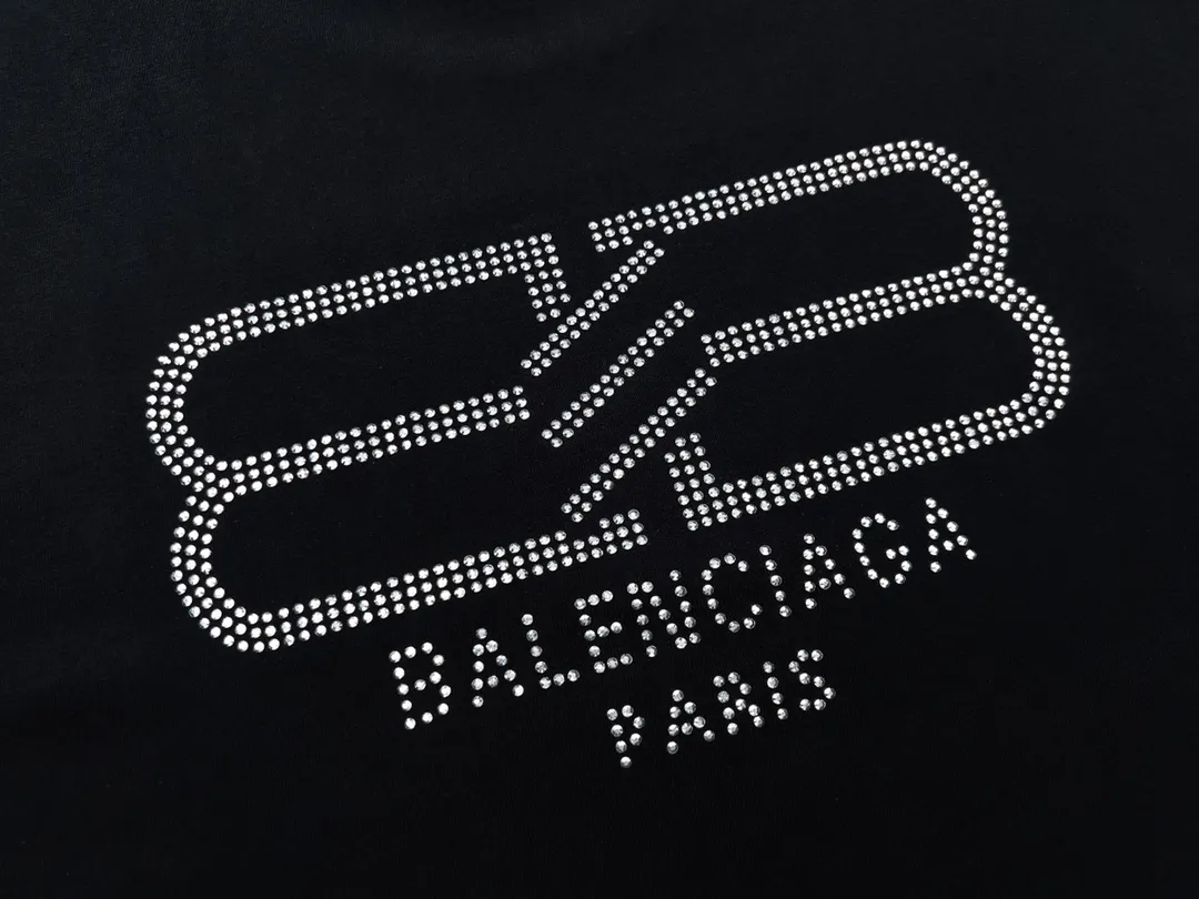 🅿️180 Detail Picture [Top version. Official website quality] BALENCI*GA/Paris BALENCI*GA#23SS Paris classic lock button back classic LOGO hot-drilled short-sleeved T-shirt. Brick cabinet synchronization. The fabric is made of Paris ZP custom-woven and dyed 100% cotton double yarn compact cotton. The weight is 260 grams. The cloth surface is clean. The cloth pattern is clear. Soft and comfortable. Good color fastness. Not easy to change color. The threads are woven and dyed with no color difference. The back hot drill uses imported drill, which has good gloss and is not easy to fall off. Restore brick cabinet. The version adopts OS loose shoulder style. Same style for men and women. Code: BL223200 Color: Black. White Size: XS to L