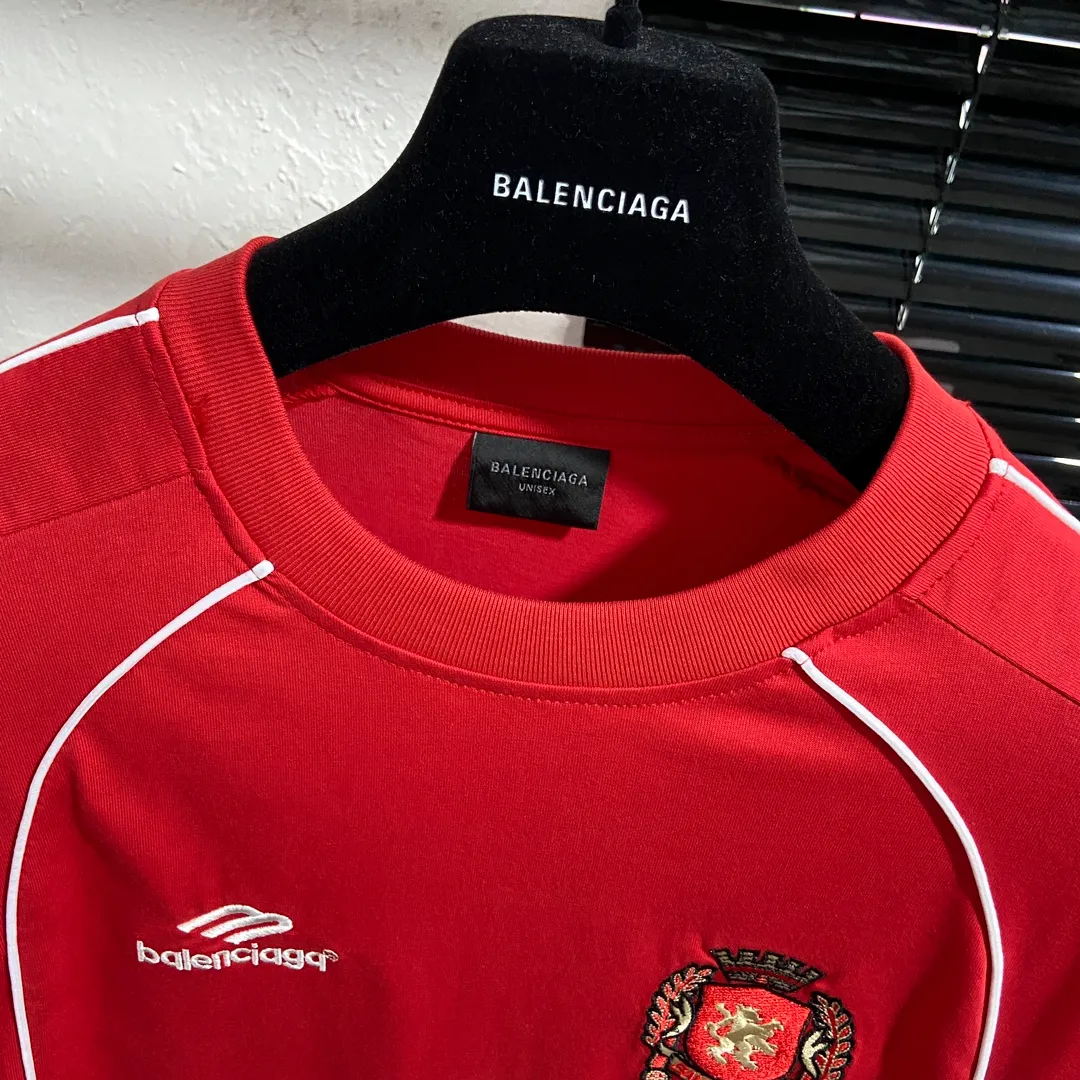 🅿️250 8151# Real photos Top version [[BALENCIA*GA] Official website quality Paris new joint football jersey long-sleeved T-shirt OS version Loose dropped shoulders Unisex style Fabric: 260g 100% cotton double yarn Process: Front and rear panel printing Front panel embroidery Garment washing Shape solid Color: Black White Pink Red Fluorescent Yellow Size: XS S M L