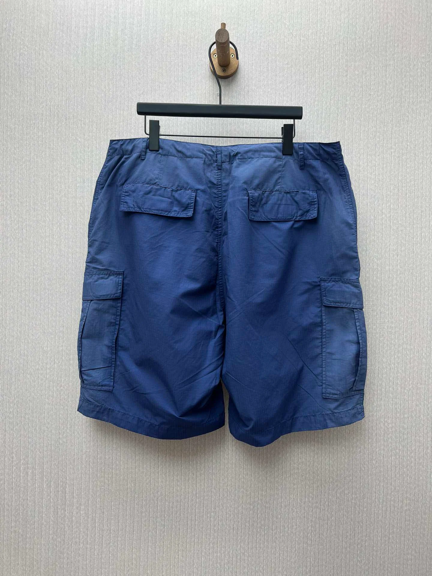 🅿️440 Paris French blue faded workwear drawstring shorts. The fabric is made of high-count and high-density plaid woven cotton brocade fabric. The back piece is dyed and shaped according to YB French blue. Spray horse slip process. Old fading effect. Hardware bb zipper mold customization. Custom dyed LOGO buttons.