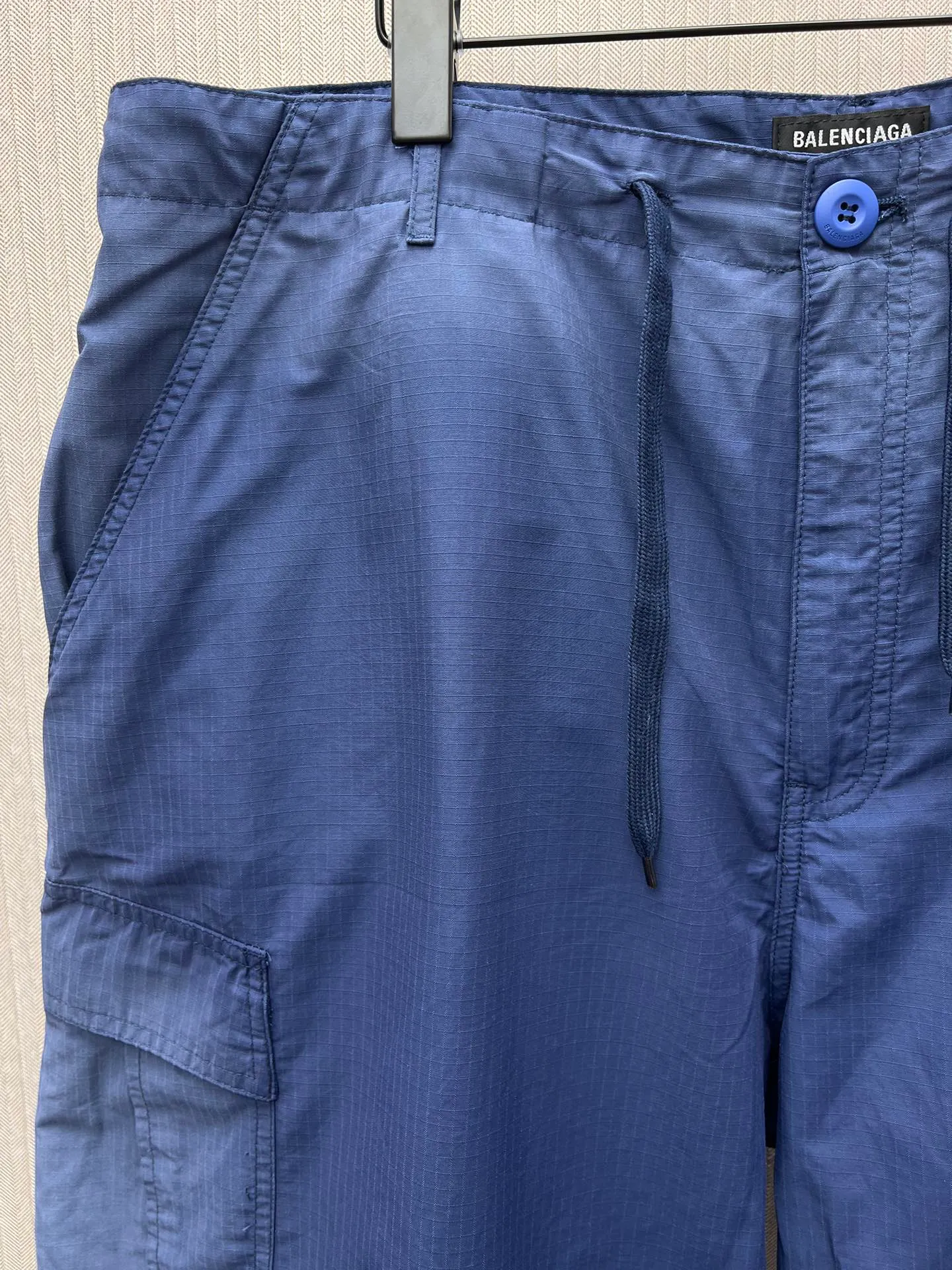 🅿️440 Paris French blue faded workwear drawstring shorts. The fabric is made of high-count and high-density plaid woven cotton brocade fabric. The back piece is dyed and shaped according to YB French blue. Spray horse slip process. Old fading effect. Hardware bb zipper mold customization. Custom dyed LOGO buttons.