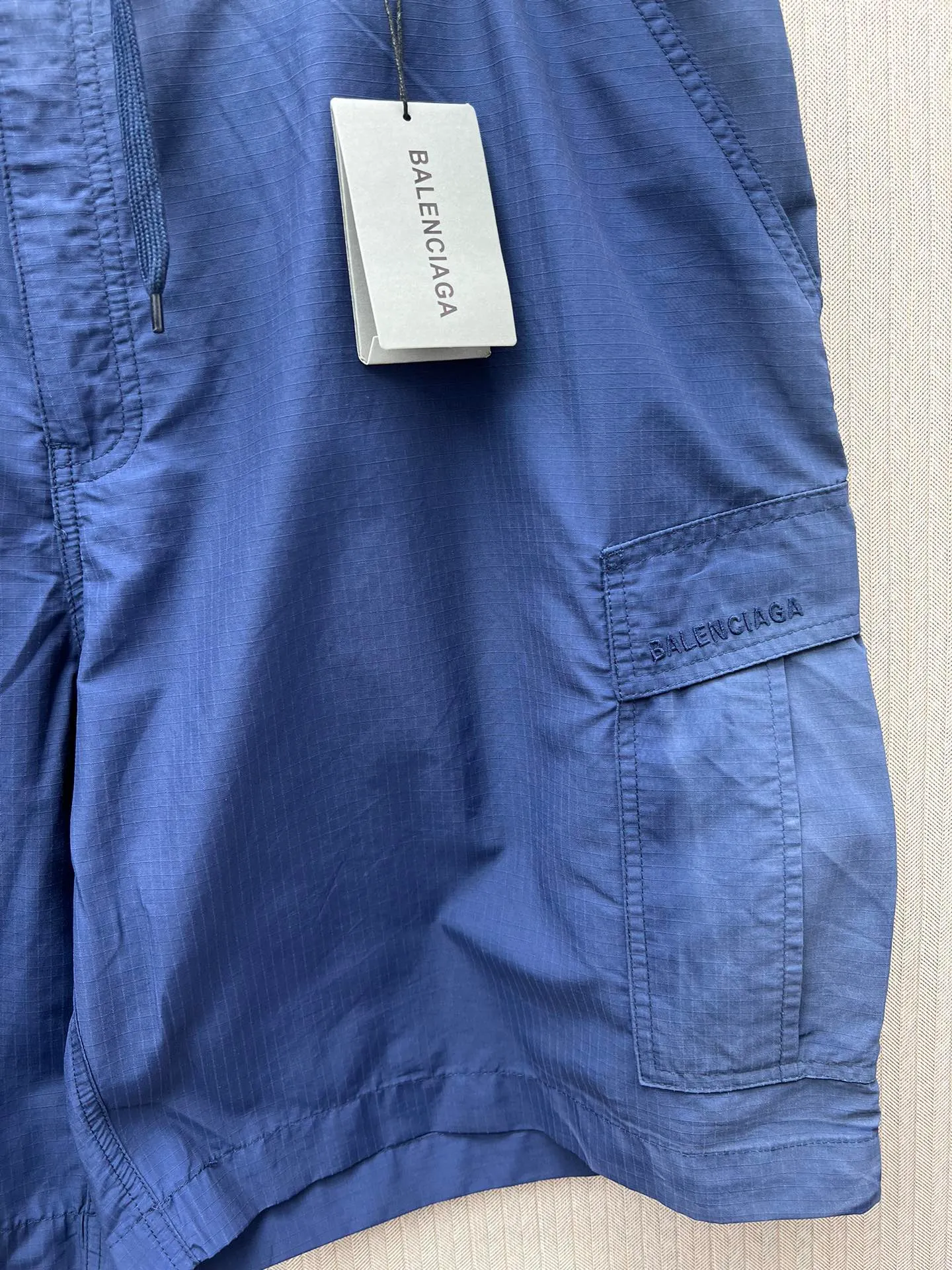 🅿️440 Paris French blue faded workwear drawstring shorts. The fabric is made of high-count and high-density plaid woven cotton brocade fabric. The back piece is dyed and shaped according to YB French blue. Spray horse slip process. Old fading effect. Hardware bb zipper mold customization. Custom dyed LOGO buttons.