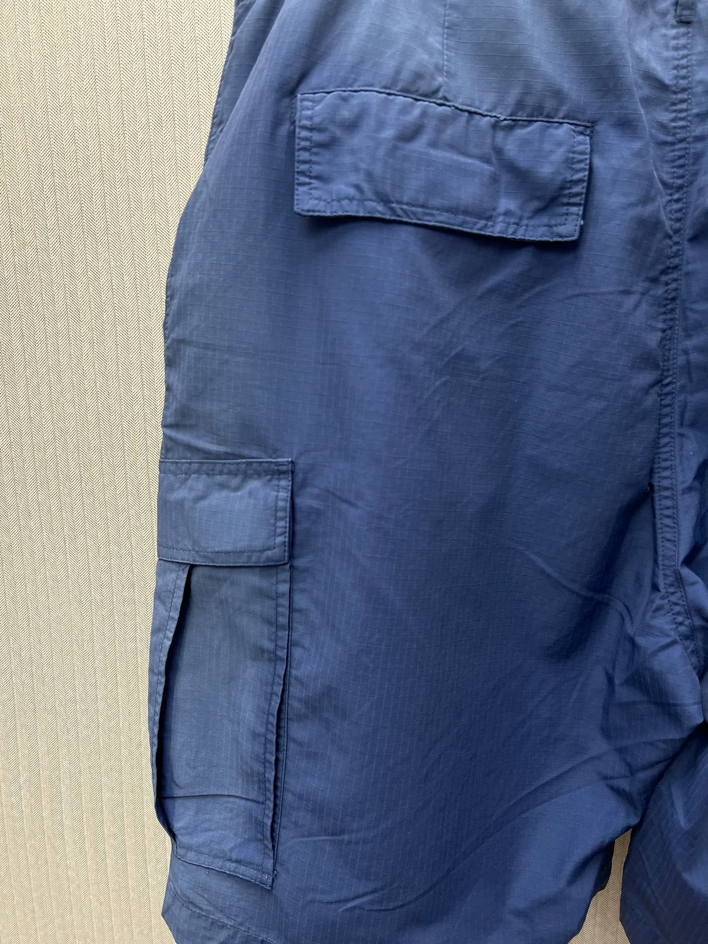 🅿️440 Paris French blue faded workwear drawstring shorts. The fabric is made of high-count and high-density plaid woven cotton brocade fabric. The back piece is dyed and shaped according to YB French blue. Spray horse slip process. Old fading effect. Hardware bb zipper mold customization. Custom dyed LOGO buttons.