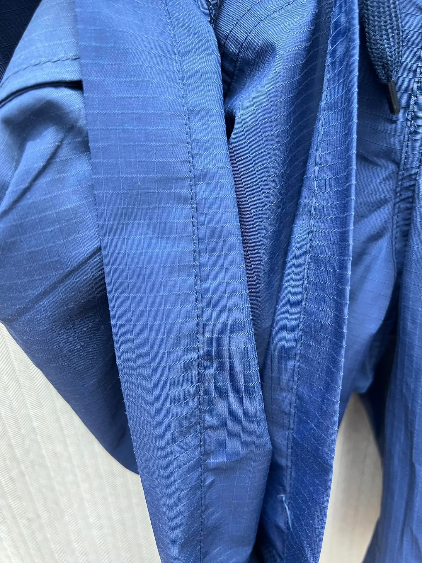 🅿️440 Paris French blue faded workwear drawstring shorts. The fabric is made of high-count and high-density plaid woven cotton brocade fabric. The back piece is dyed and shaped according to YB French blue. Spray horse slip process. Old fading effect. Hardware bb zipper mold customization. Custom dyed LOGO buttons.
