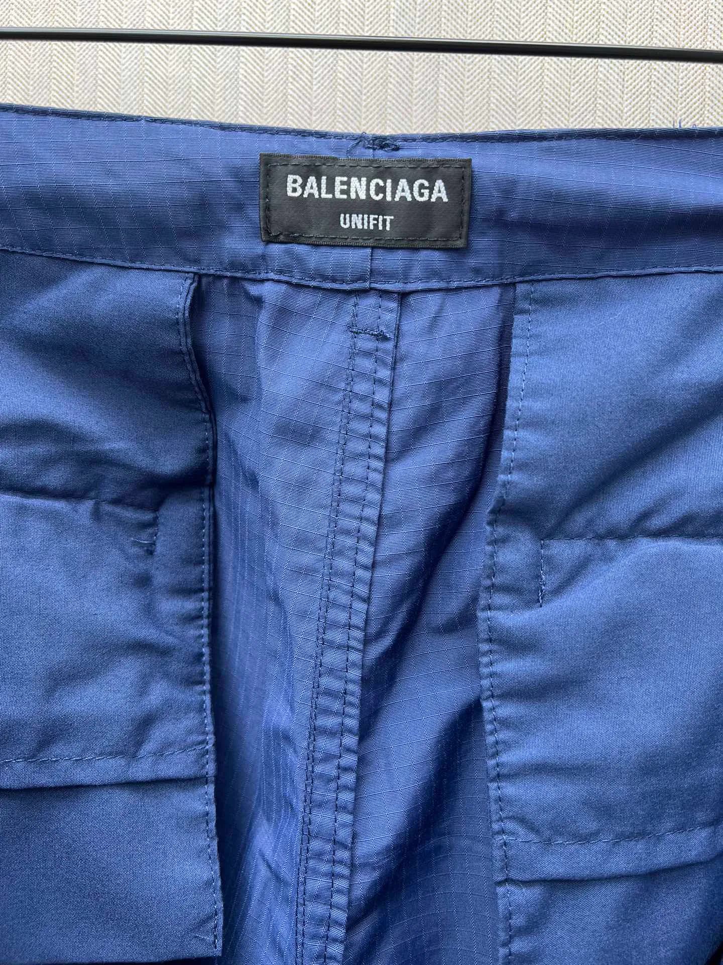 🅿️440 Paris French blue faded workwear drawstring shorts. The fabric is made of high-count and high-density plaid woven cotton brocade fabric. The back piece is dyed and shaped according to YB French blue. Spray horse slip process. Old fading effect. Hardware bb zipper mold customization. Custom dyed LOGO buttons.