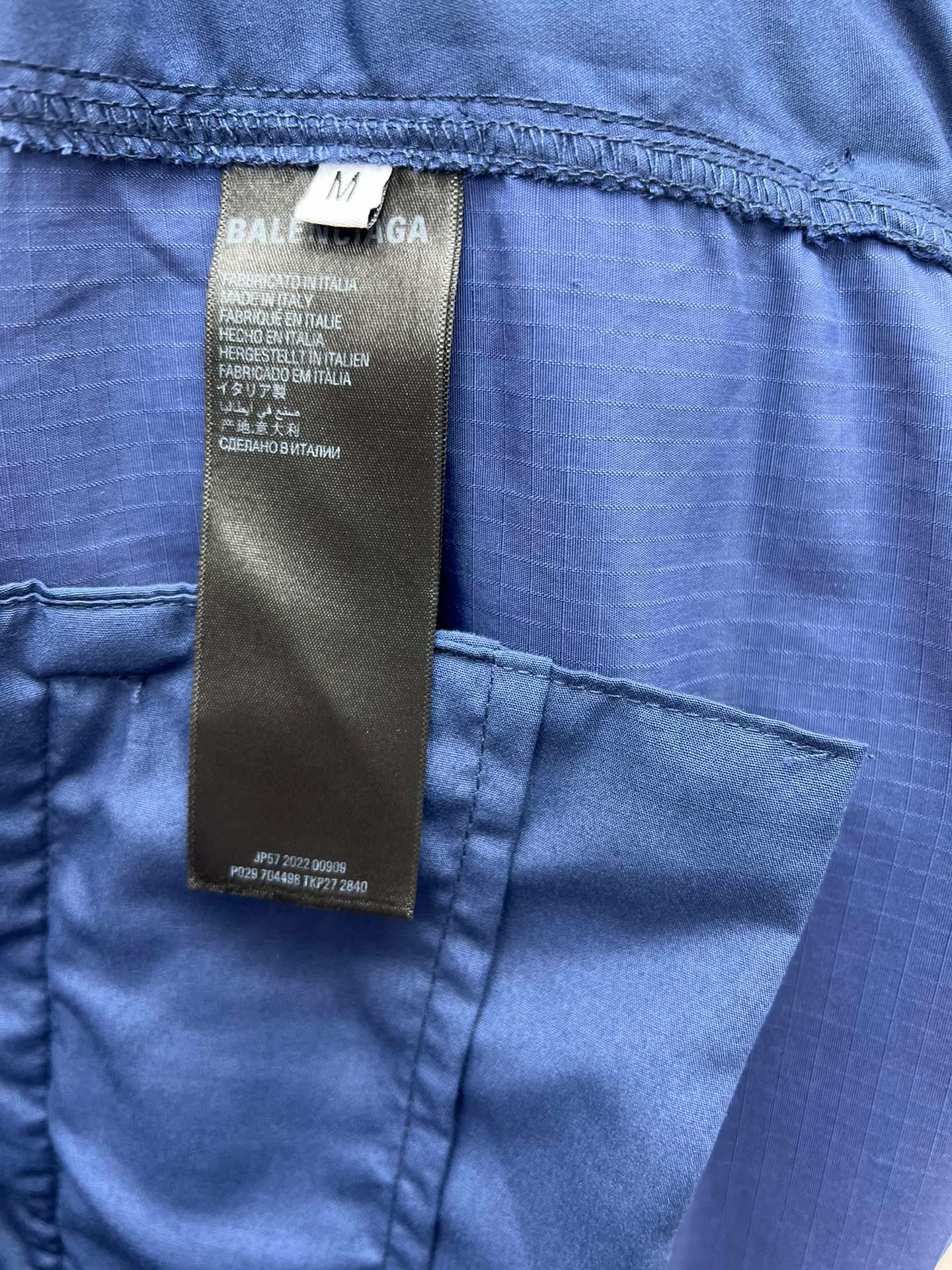 🅿️440 Paris French blue faded workwear drawstring shorts. The fabric is made of high-count and high-density plaid woven cotton brocade fabric. The back piece is dyed and shaped according to YB French blue. Spray horse slip process. Old fading effect. Hardware bb zipper mold customization. Custom dyed LOGO buttons.