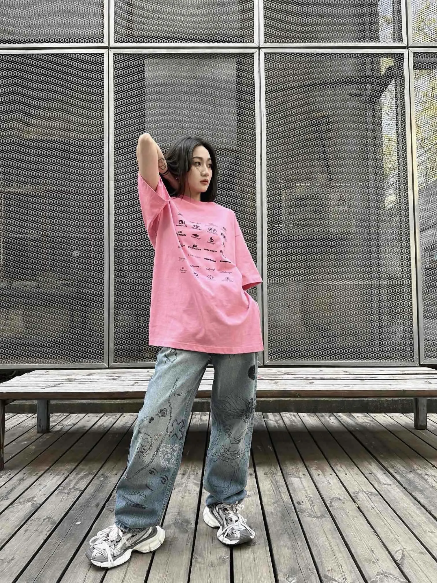♻️💯Upper body reference model picture❤The top version of Balenciaga BALENCIAGA is fully printed with LOGO slogans. The same style pure cotton loose short-sleeved T-shirt for male and female couples stars. Balenciaga was founded by Cristobal Balenciaga, a great genius designer who is known as representing the twentieth century. For more than half a century since the brand was founded, Balenciaga has been famous in the fashion industry for its fashion and elegance. You can find any of your favorite logos on the front and back of this piece, Ness.  The front and rear printing uses low-coverage screen printing technology, and the glue is imported. The printing is very delicate, and the scratched out problems are very clear and there are no burrs. The fabric is made of 280g double-ply double-yarn pure cotton loose fabric, which is loose and breathable, has good drying effect, full drape and skin toning. Color: Black White Pink Size: XS-L P:240