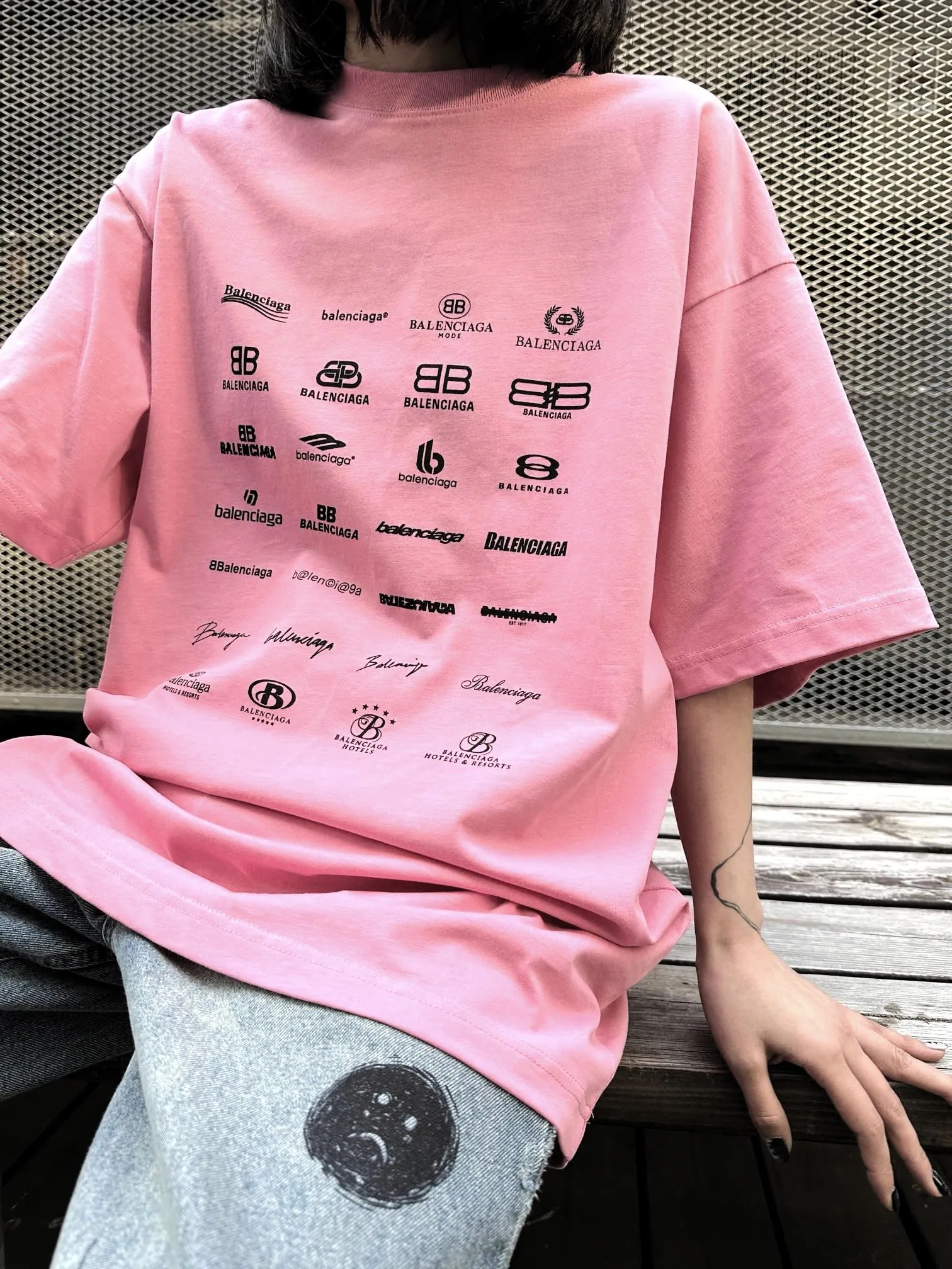 ♻️💯Upper body reference model picture❤The top version of Balenciaga BALENCIAGA is fully printed with LOGO slogans. The same style pure cotton loose short-sleeved T-shirt for male and female couples stars. Balenciaga was founded by Cristobal Balenciaga, a great genius designer who is known as representing the twentieth century. For more than half a century since the brand was founded, Balenciaga has been famous in the fashion industry for its fashion and elegance. You can find any of your favorite logos on the front and back of this piece, Ness.  The front and rear printing uses low-coverage screen printing technology, and the glue is imported. The printing is very delicate, and the scratched out problems are very clear and there are no burrs. The fabric is made of 280g double-ply double-yarn pure cotton loose fabric, which is loose and breathable, has good drying effect, full drape and skin toning. Color: Black White Pink Size: XS-L P:240