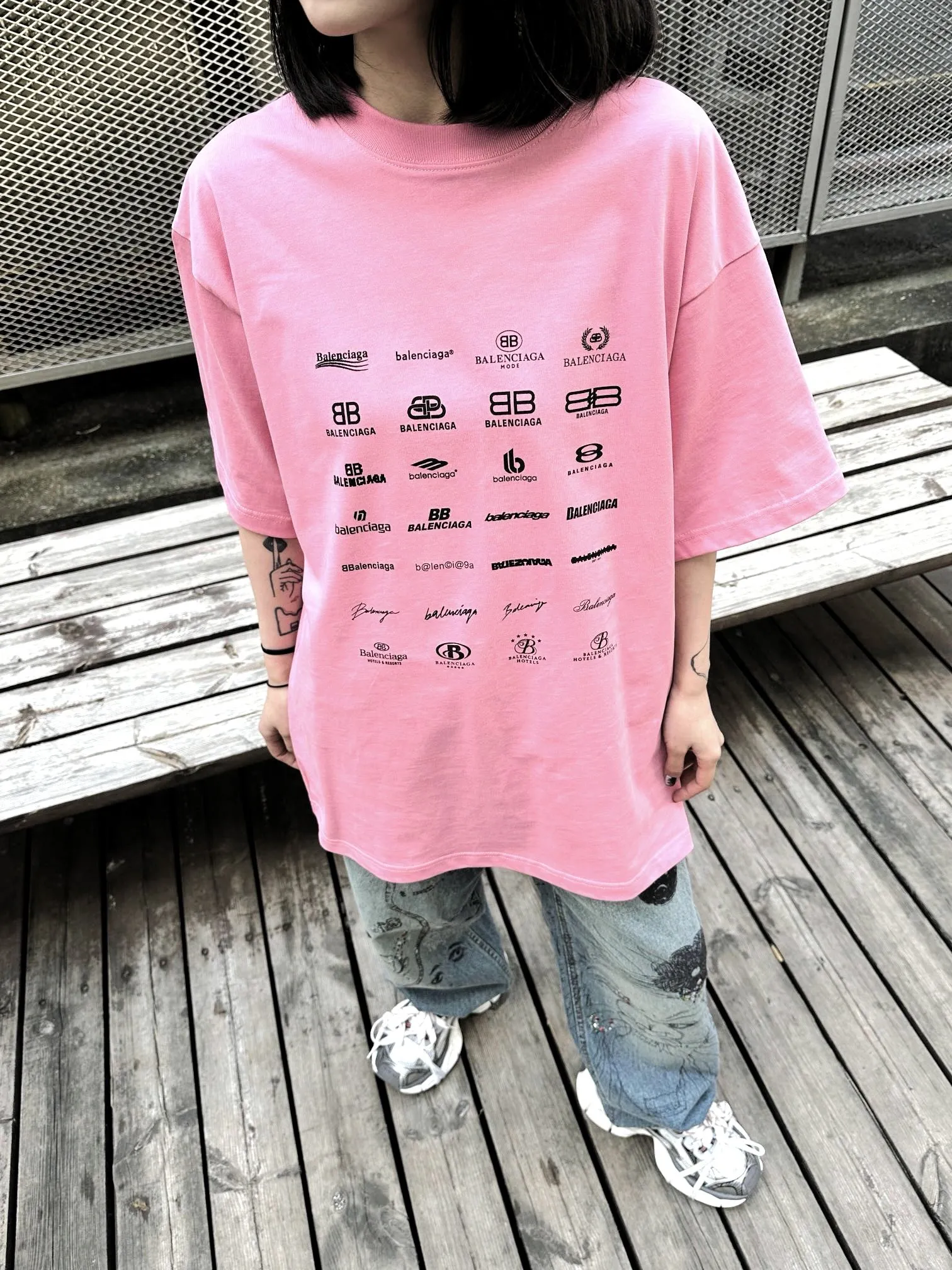 ♻️💯Upper body reference model picture❤The top version of Balenciaga BALENCIAGA is fully printed with LOGO slogans. The same style pure cotton loose short-sleeved T-shirt for male and female couples stars. Balenciaga was founded by Cristobal Balenciaga, a great genius designer who is known as representing the twentieth century. For more than half a century since the brand was founded, Balenciaga has been famous in the fashion industry for its fashion and elegance. You can find any of your favorite logos on the front and back of this piece, Ness.  The front and rear printing uses low-coverage screen printing technology, and the glue is imported. The printing is very delicate, and the scratched out problems are very clear and there are no burrs. The fabric is made of 280g double-ply double-yarn pure cotton loose fabric, which is loose and breathable, has good drying effect, full drape and skin toning. Color: Black White Pink Size: XS-L P:240