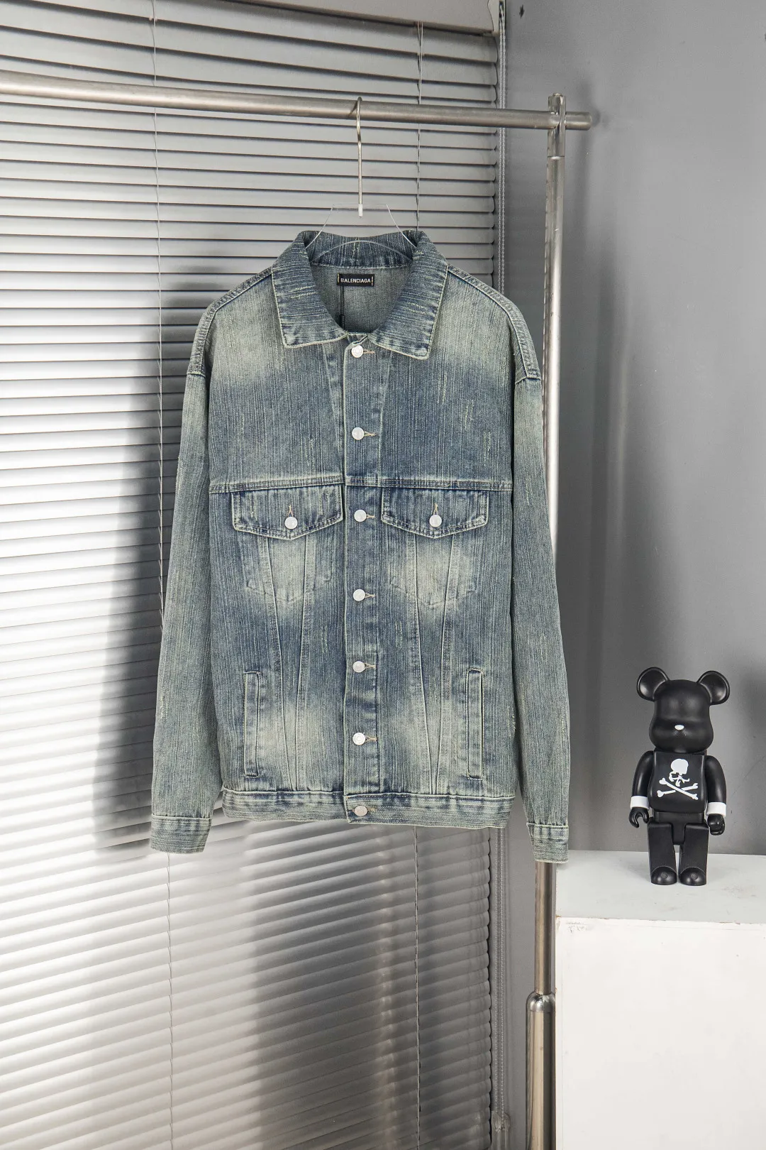 🅿️280 New model number: B154 Balenciaga washed distressed back denim jacket with rhinestone lettering logo 1️⃣Using high-quality denim fabric washing process, the upper body is soft, comfortable and extremely delicate after washing. It feels solid, smooth and soft. The fabric has the characteristics of being wrinkle-free and has an invincible feel. The details are perfectly handled! 2️⃣It is very youthful and energetic, and can be easily worn by both men and women. It is very in line with the fashion aesthetic concepts of today's young people! 3️⃣ A full set of customized accessories, complete with three standards, same style for men and women, a must-have style for couples. Color: Denim Blue Size: S, M, L, XL