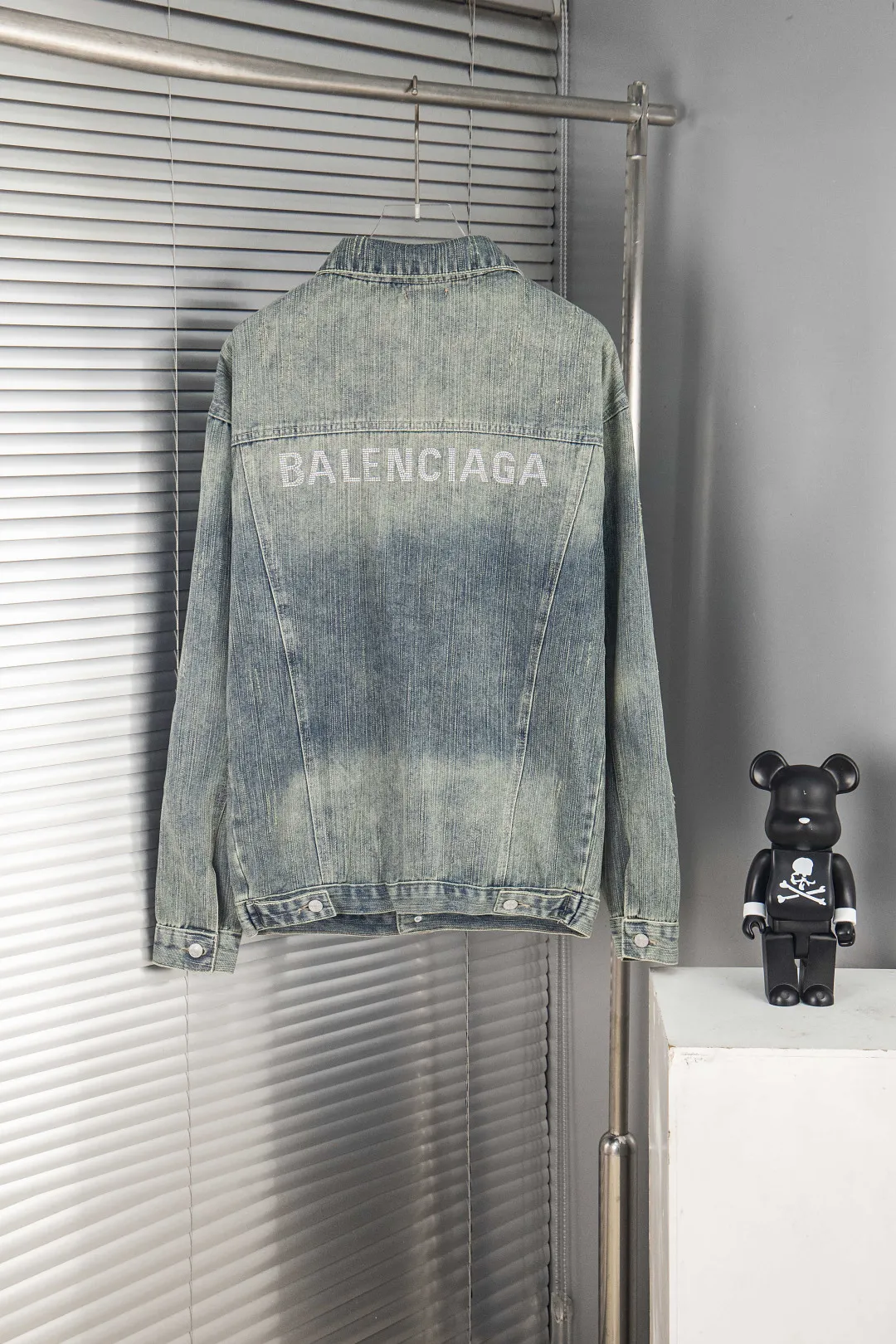 🅿️280 New model number: B154 Balenciaga washed distressed back denim jacket with rhinestone lettering logo 1️⃣Using high-quality denim fabric washing process, the upper body is soft, comfortable and extremely delicate after washing. It feels solid, smooth and soft. The fabric has the characteristics of being wrinkle-free and has an invincible feel. The details are perfectly handled! 2️⃣It is very youthful and energetic, and can be easily worn by both men and women. It is very in line with the fashion aesthetic concepts of today's young people! 3️⃣ A full set of customized accessories, complete with three standards, same style for men and women, a must-have style for couples. Color: Denim Blue Size: S, M, L, XL